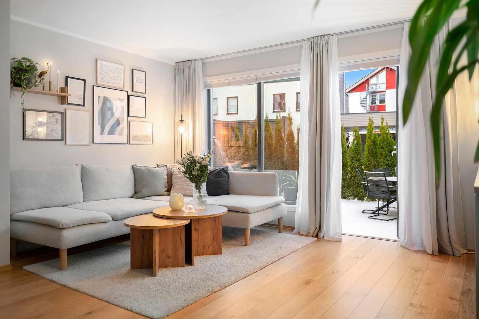 Stuen kan enkelt innredes med en deilig sofagruppe og annet tilhørende møblement Galleribilde