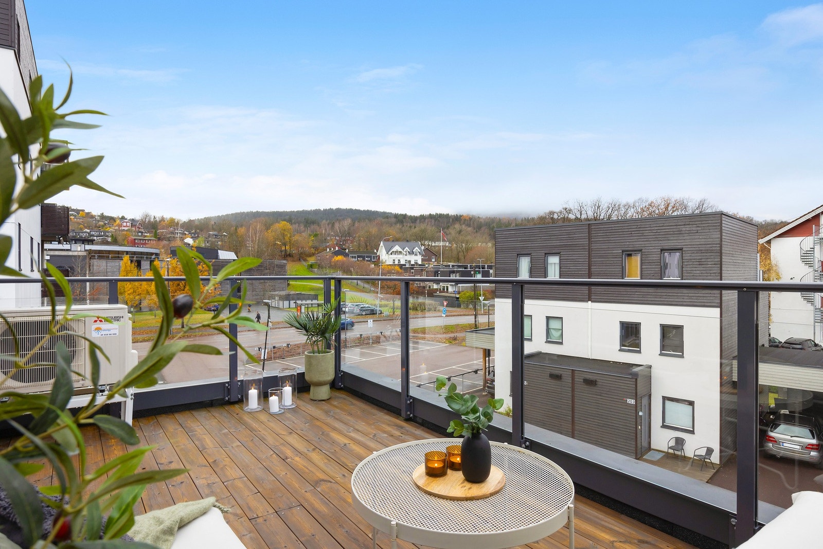 Takterrassen måler hele 13 kvm og har flott utsyn over nærområdet Galleribilde