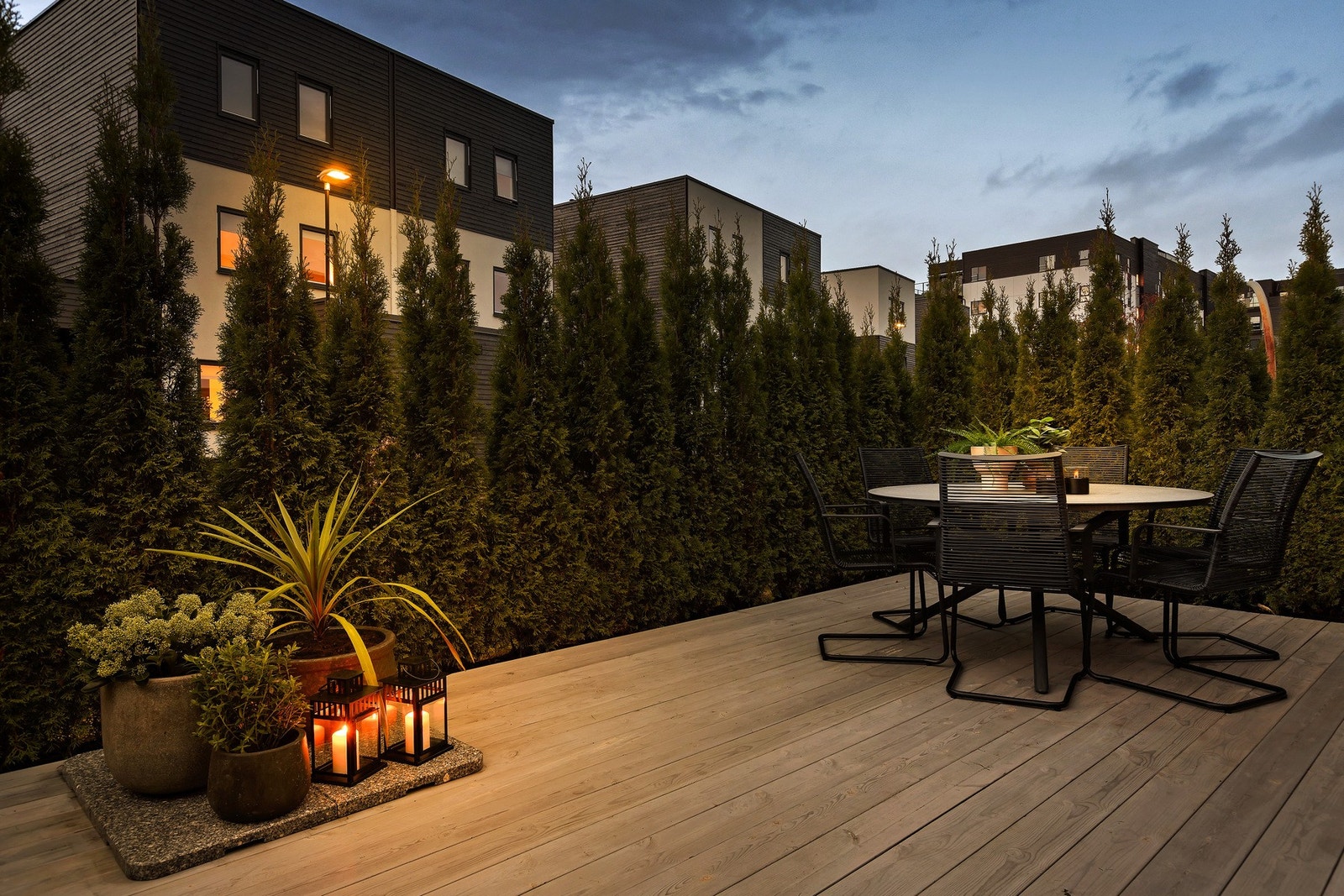 Her kan en nyte en skjermet terrasse med tilhørende hage til langt på kveld Galleribilde