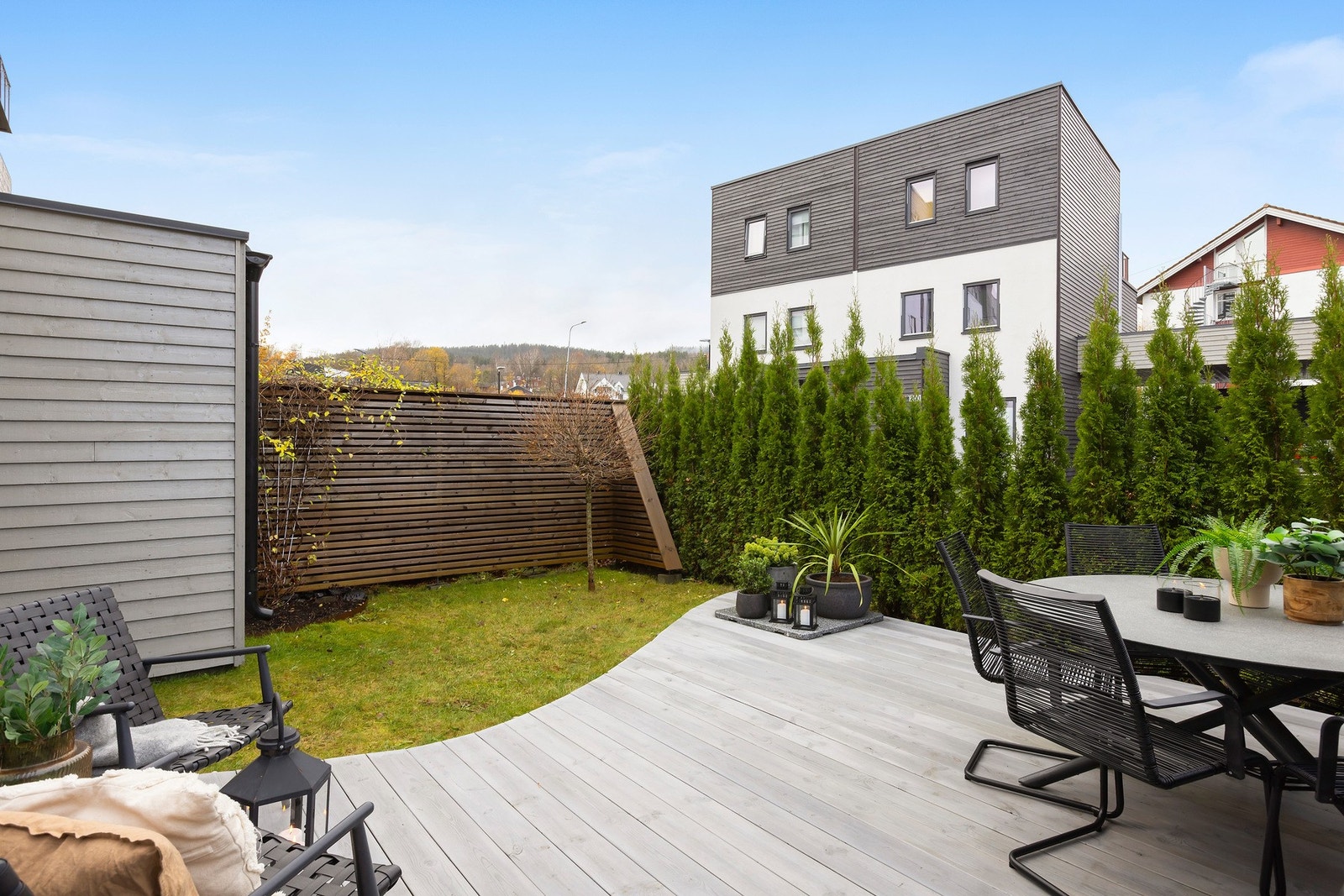 Terrassen her måler ca. 23 kvm og kan enkelt innredes med flere soner Galleribilde