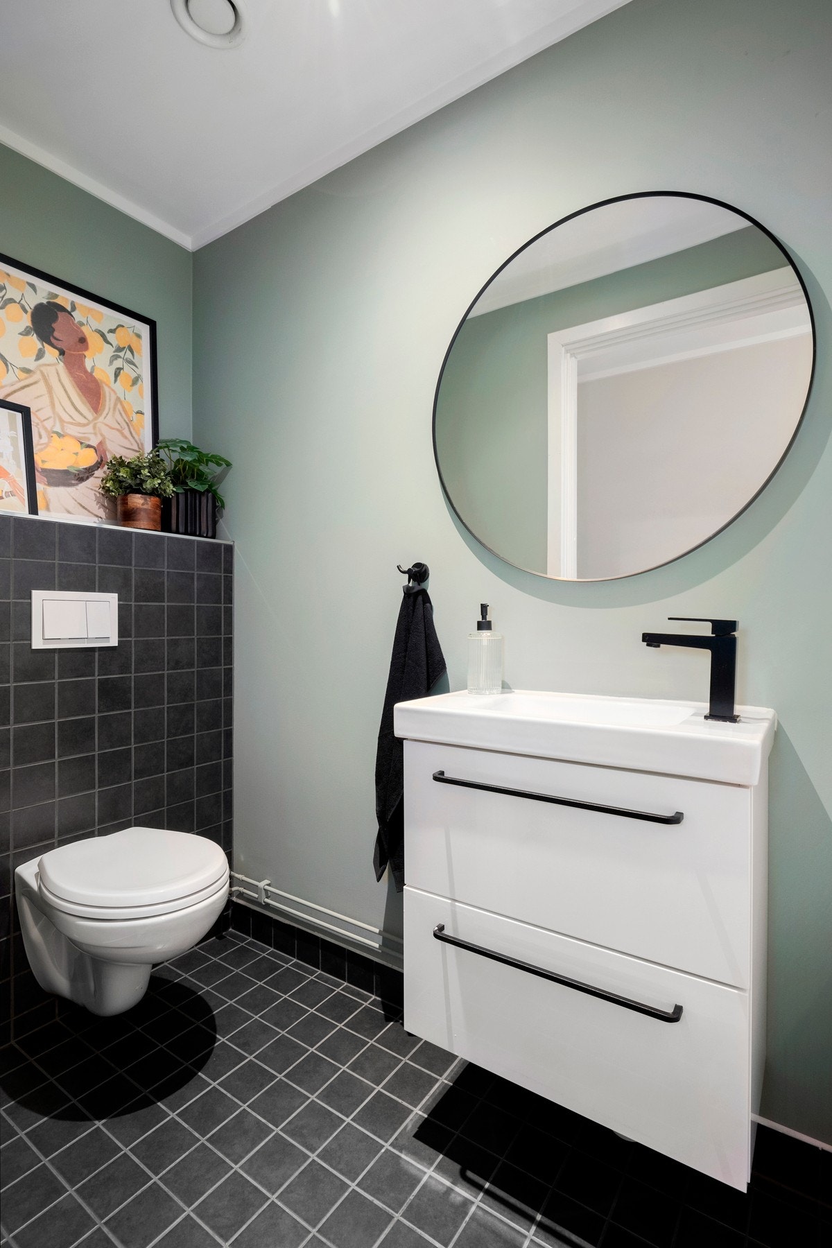 1. etasje har et praktisk toalettrom med fliser på gulv og malte veggflater Galleribilde