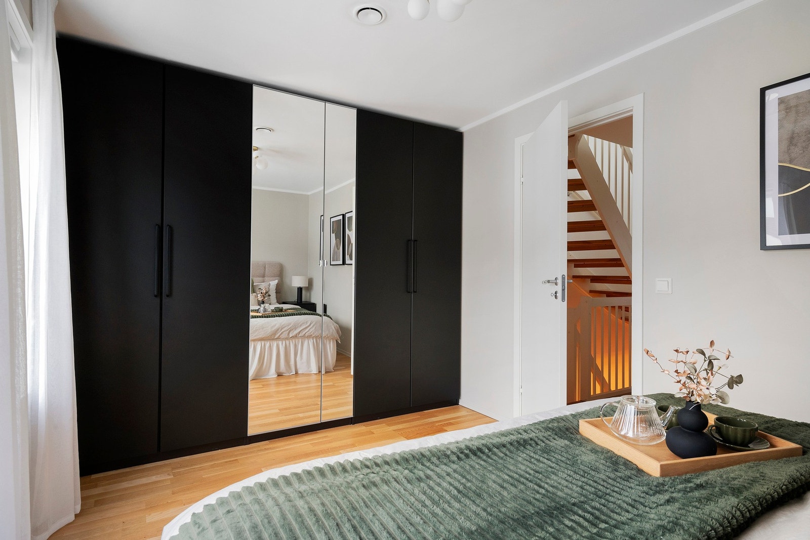 Videre har du god plass til å innrede en større garderobeløsning til oppbevaring av klær og andre personlige eiendeler Galleribilde