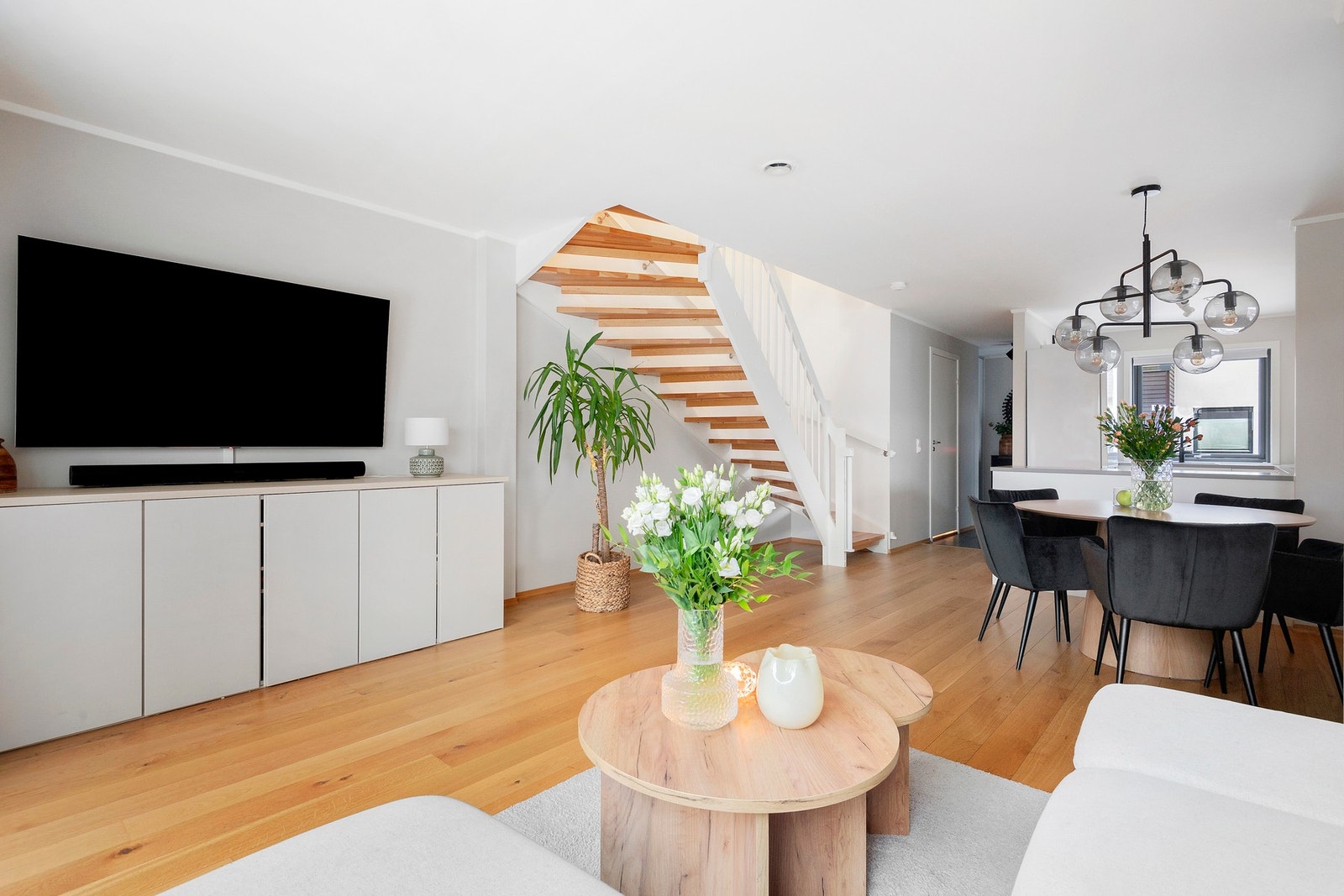 Overflater i boligen består hovedsakelig av parkett på gulv samt malte vegg- og himlingsflater Galleribilde