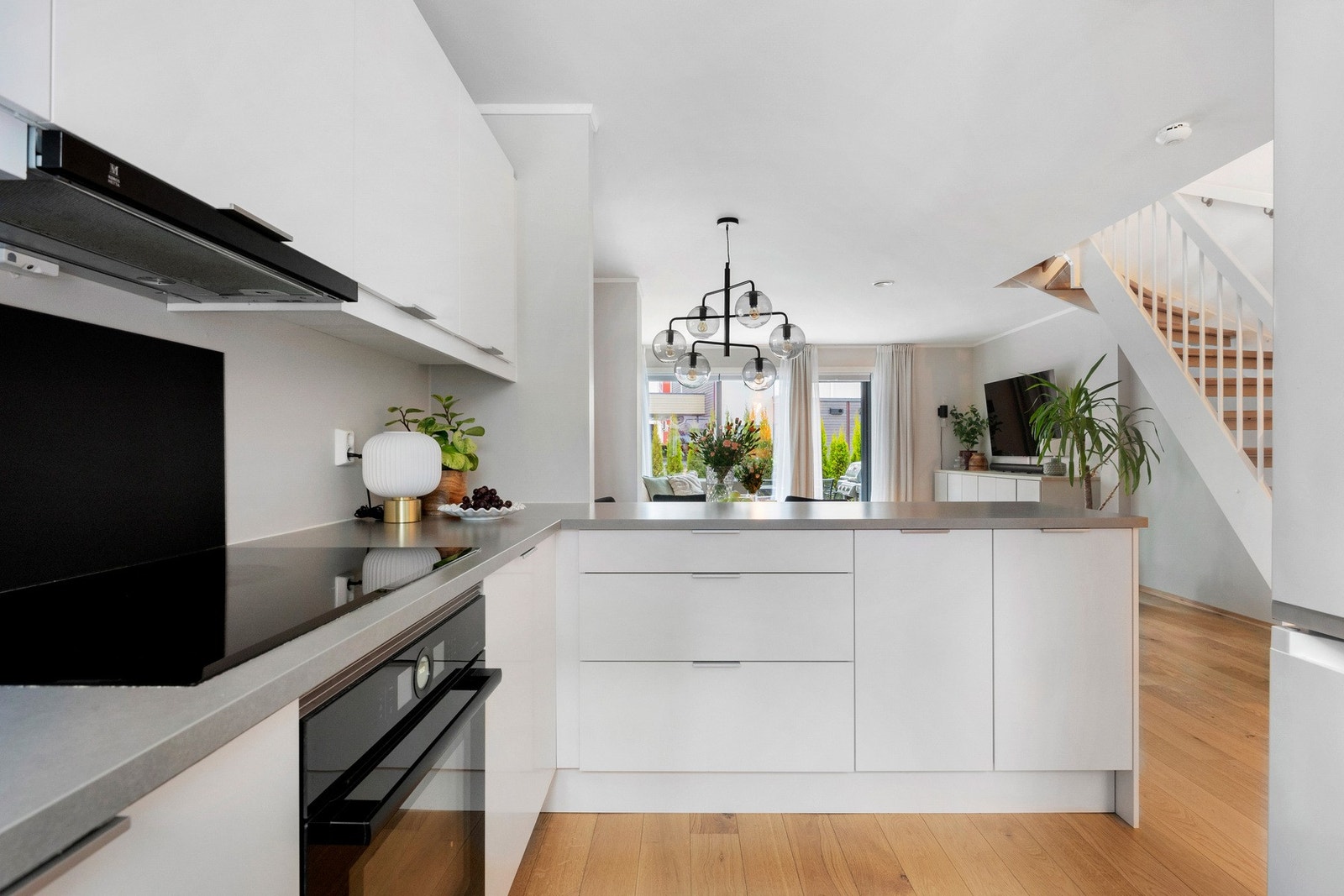 Rikelig med skap- og benkeplass sørger for et funksjonelt og arbeidsvennlig kjøkken Galleribilde