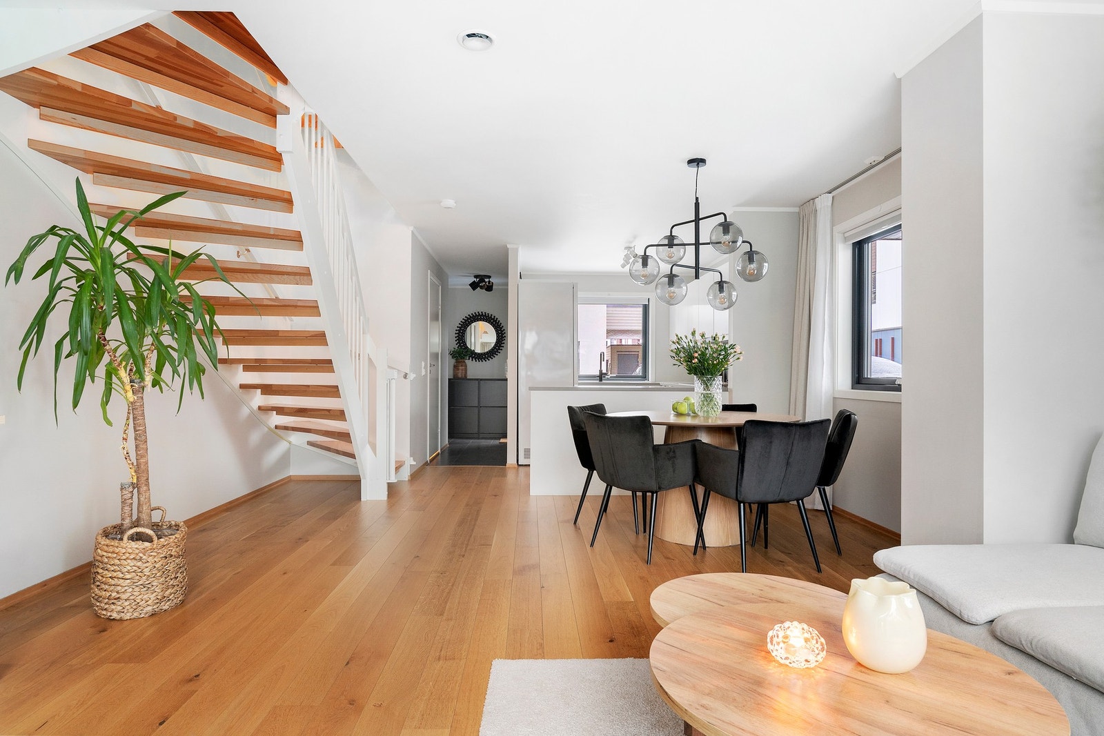 Videre inn i stuen beveger vi oss mot spisestuen som får sin naturlige plassering ved kjøkkenet Galleribilde