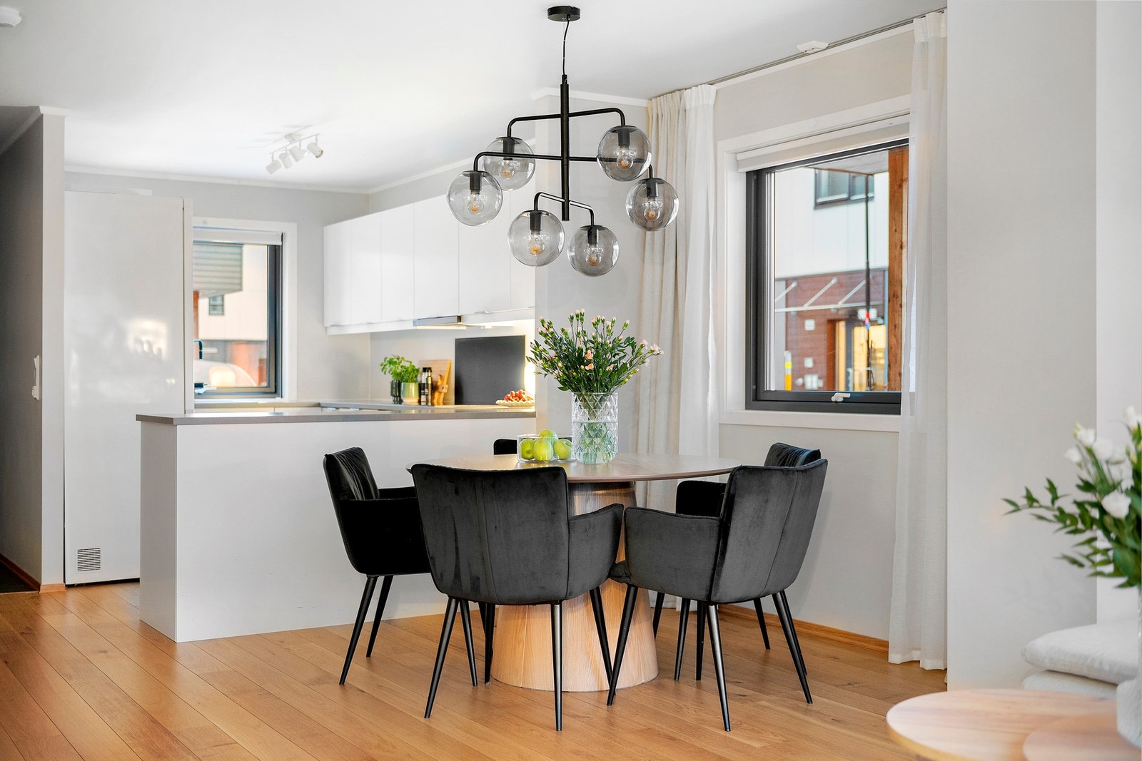 Her er det god plass til å innrede en større spisegruppe med plass til hele familien Galleribilde