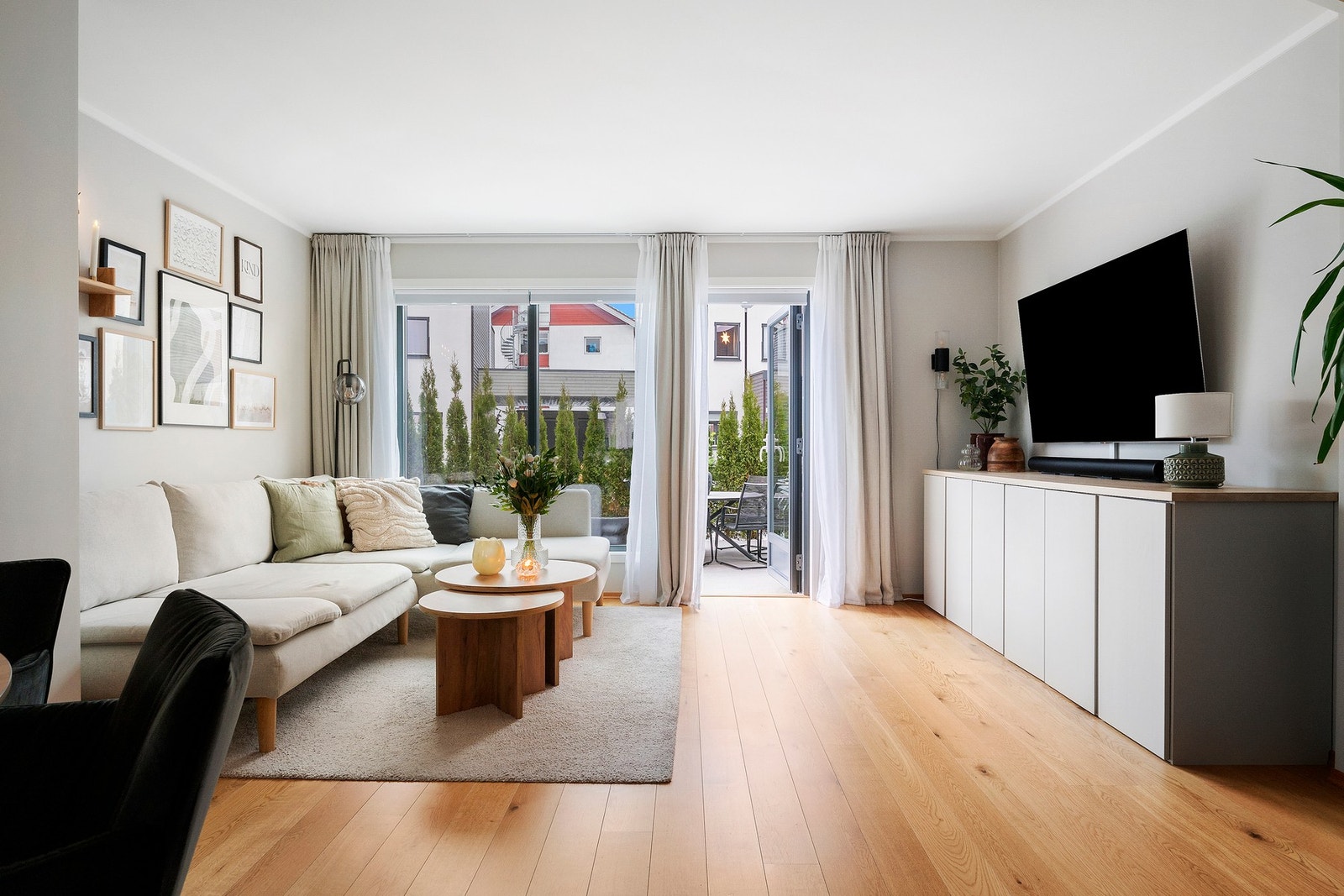 Boligen har en lys og luftig stue med store vindusflater som gir rikelig med naturlig lysinnslipp Galleribilde