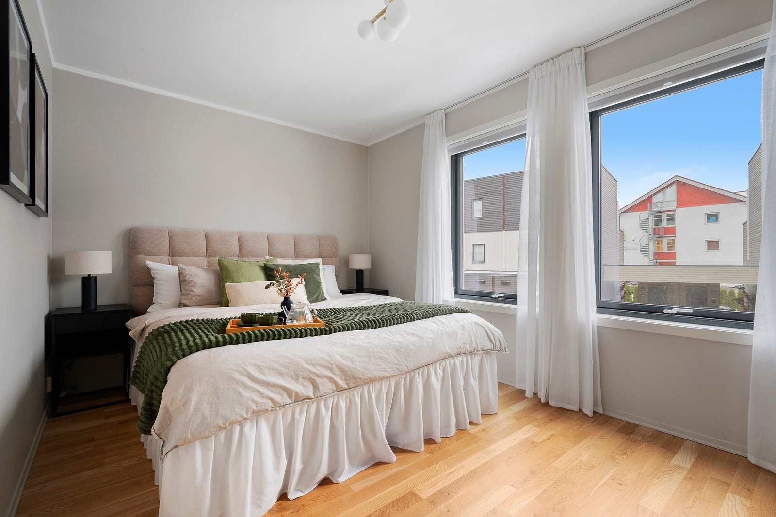 Hovedsoverommet er av god størrelse med god plass til stor seng og nattbord Galleribilde