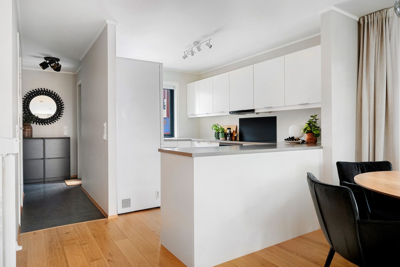 Kjøkkenet ligger i en åpen løsning mot stue noe som skaper et åpent og sosialt oppholdsrom Galleribilde