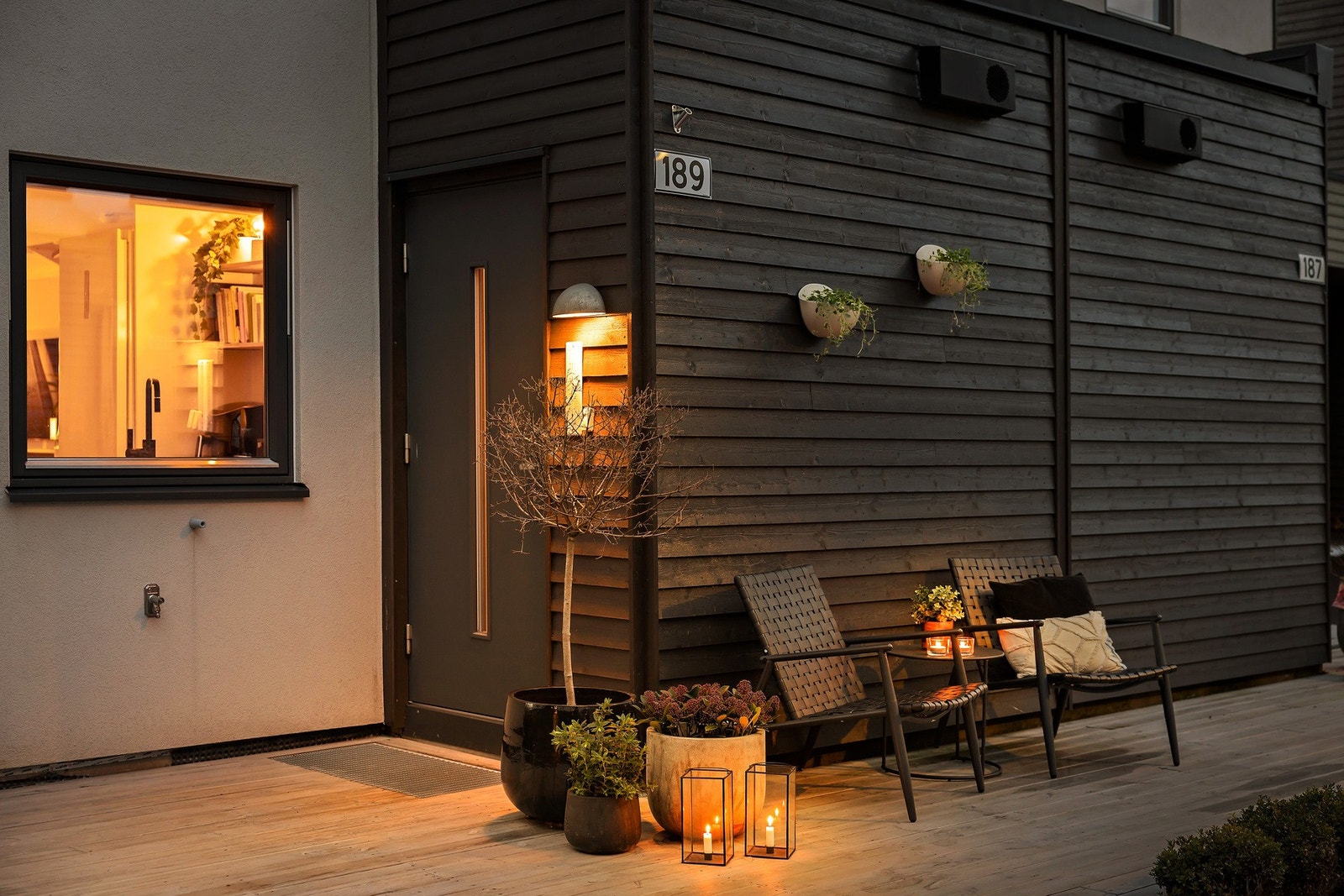 Inngangspartiet har en sørøst-vendt terrasse på hele 13 kvm Galleribilde