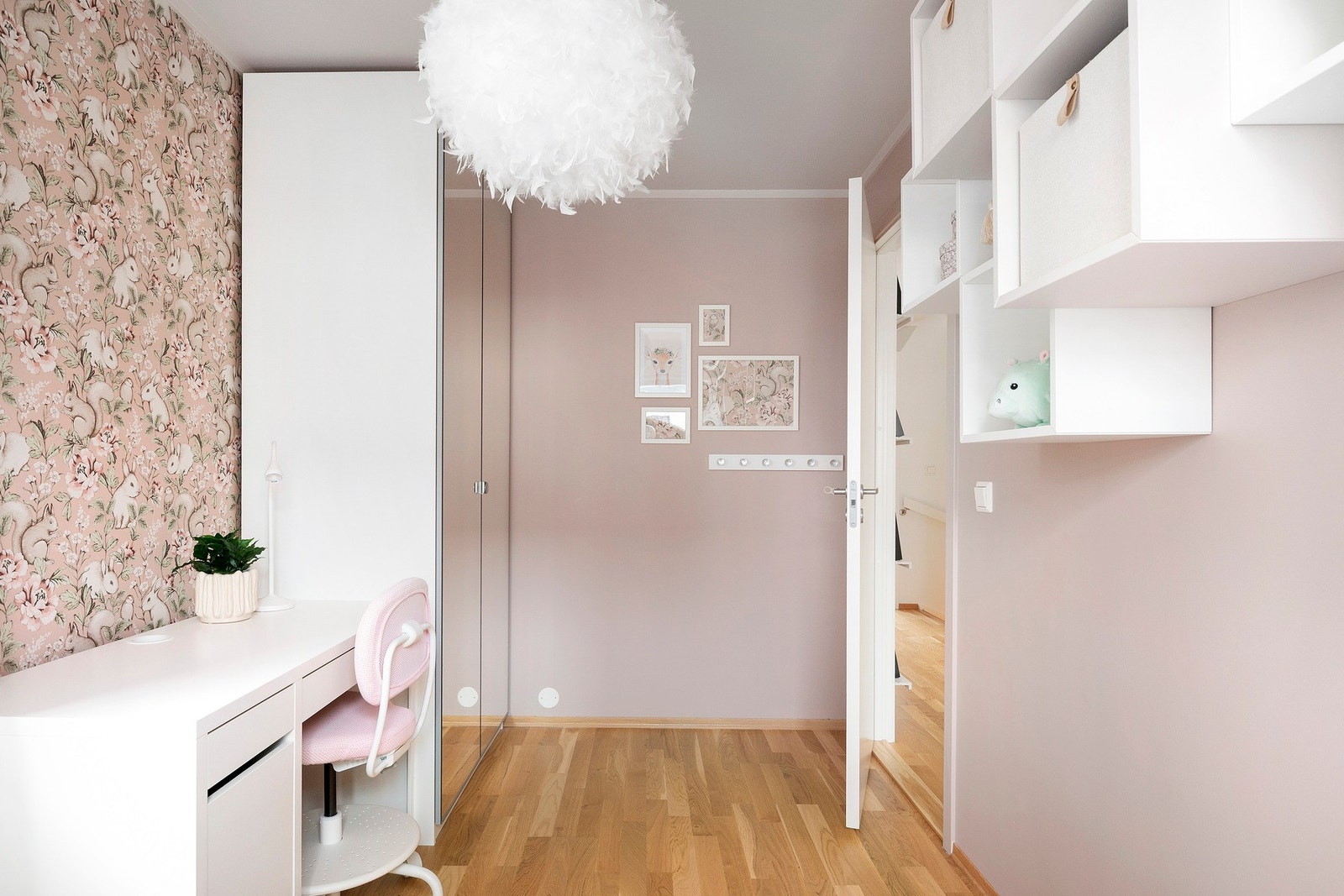 Rommet egner seg god som barnerom og kan enkelt innredes med ønsket møblement Galleribilde