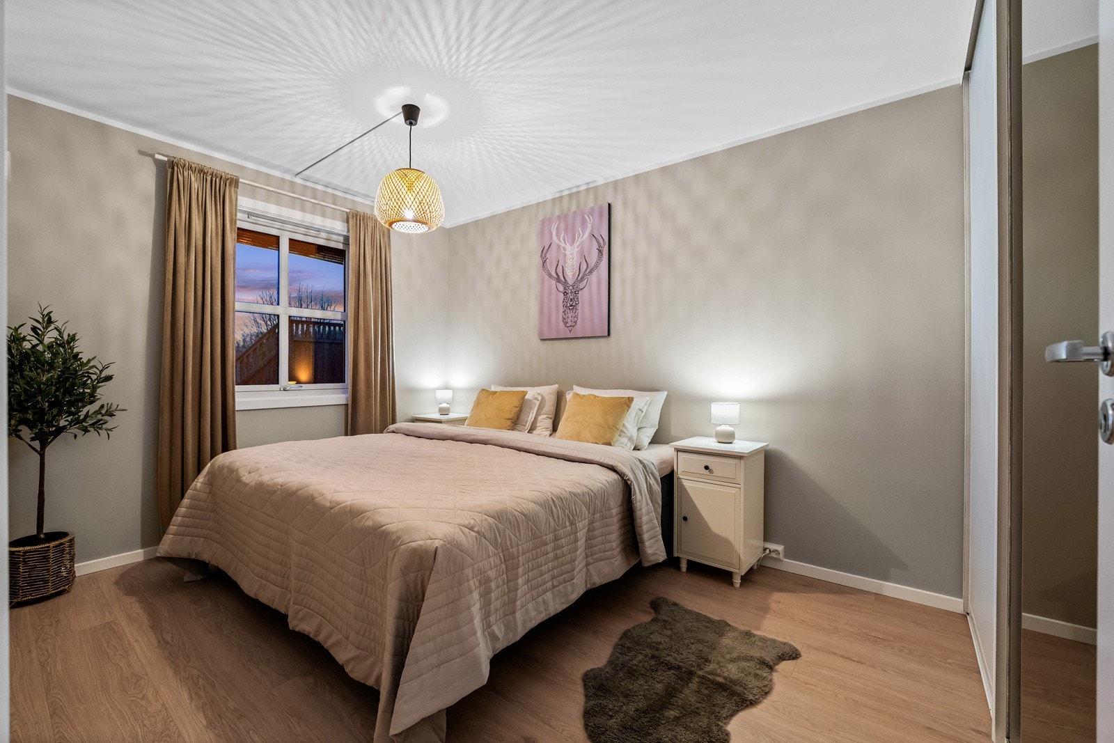 Hovedsoverommet ligger i underetasjen og fremstår som romslig og innbydende, med god plass til dobbeltseng, nattbord og et stort garderobeskap. Galleribilde