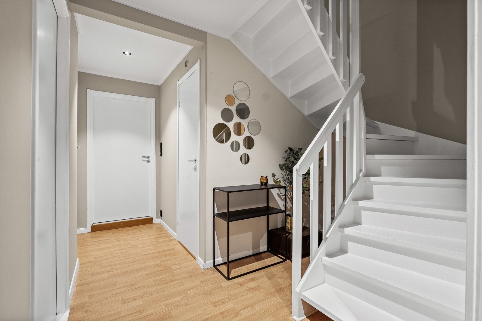 Videre innover i rommet går gulvet over i parkett, som strekker seg helt til enden av gangen og bidrar til et helhetlig og varmt uttrykk. Galleribilde