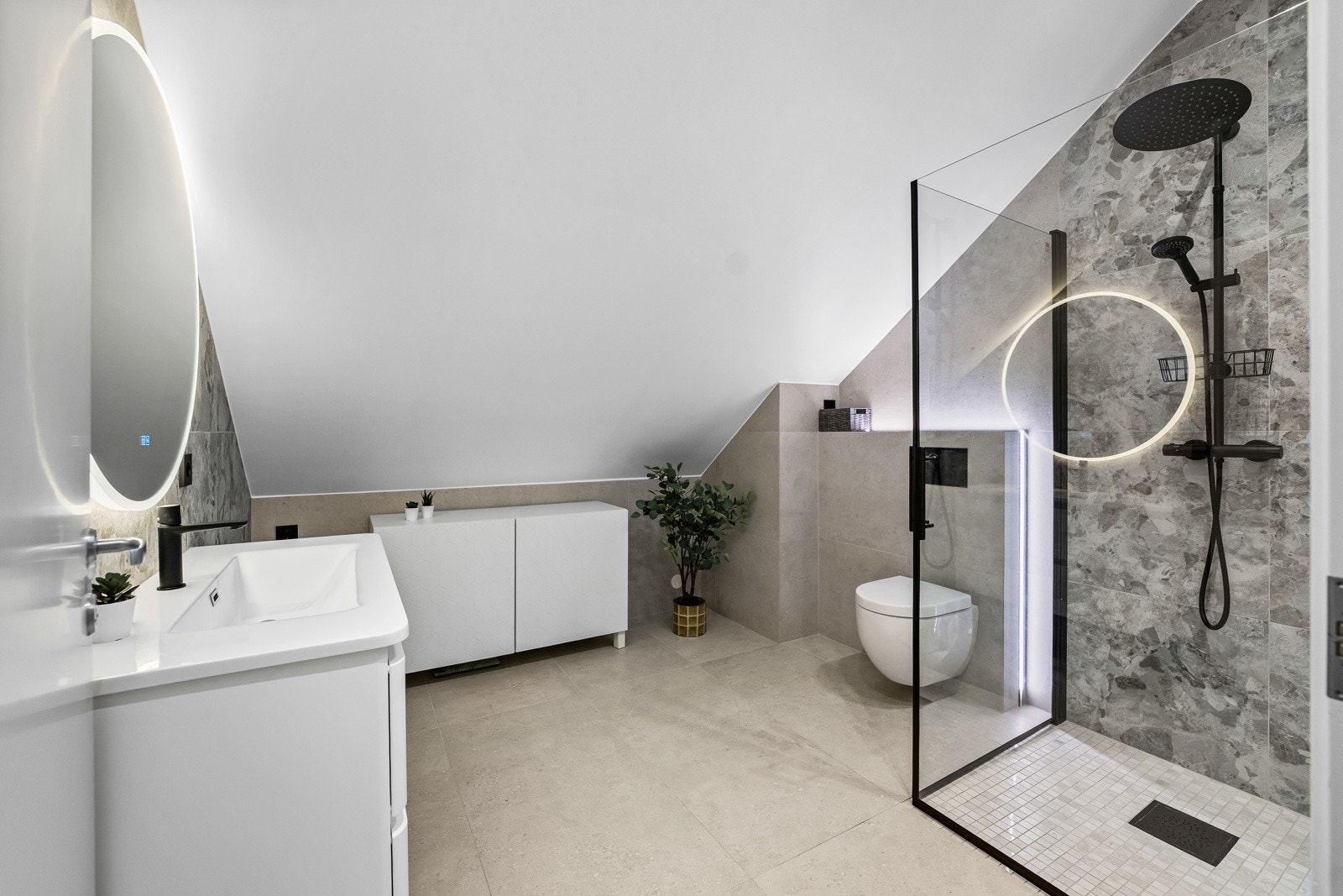 I boligens loftsetasje finner man bad nummer to, som også ble pusset opp i 2025 og holder tilsvarende gode kvaliteter. Galleribilde