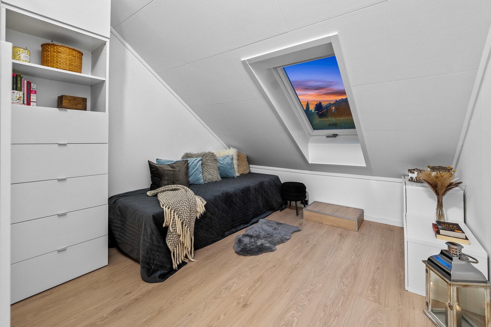 Soverommet i loftsetasjen er også nyoppusset med oppdaterte vegger og gulv, og byr på gode møbleringsmuligheter med plass til både seng, garderobeskap og øvrig innredning. Galleribilde