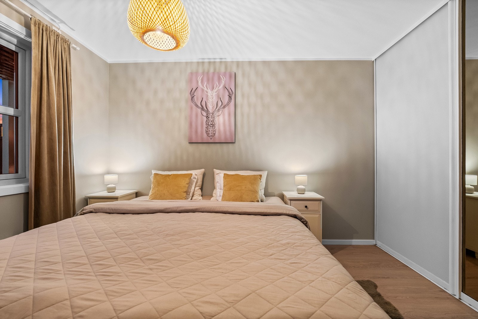 Rommet har adkomst fra gangen i underetasjen og er holdt i pene beige veggflater som bidrar til en lun og behagelig atmosfære. Galleribilde