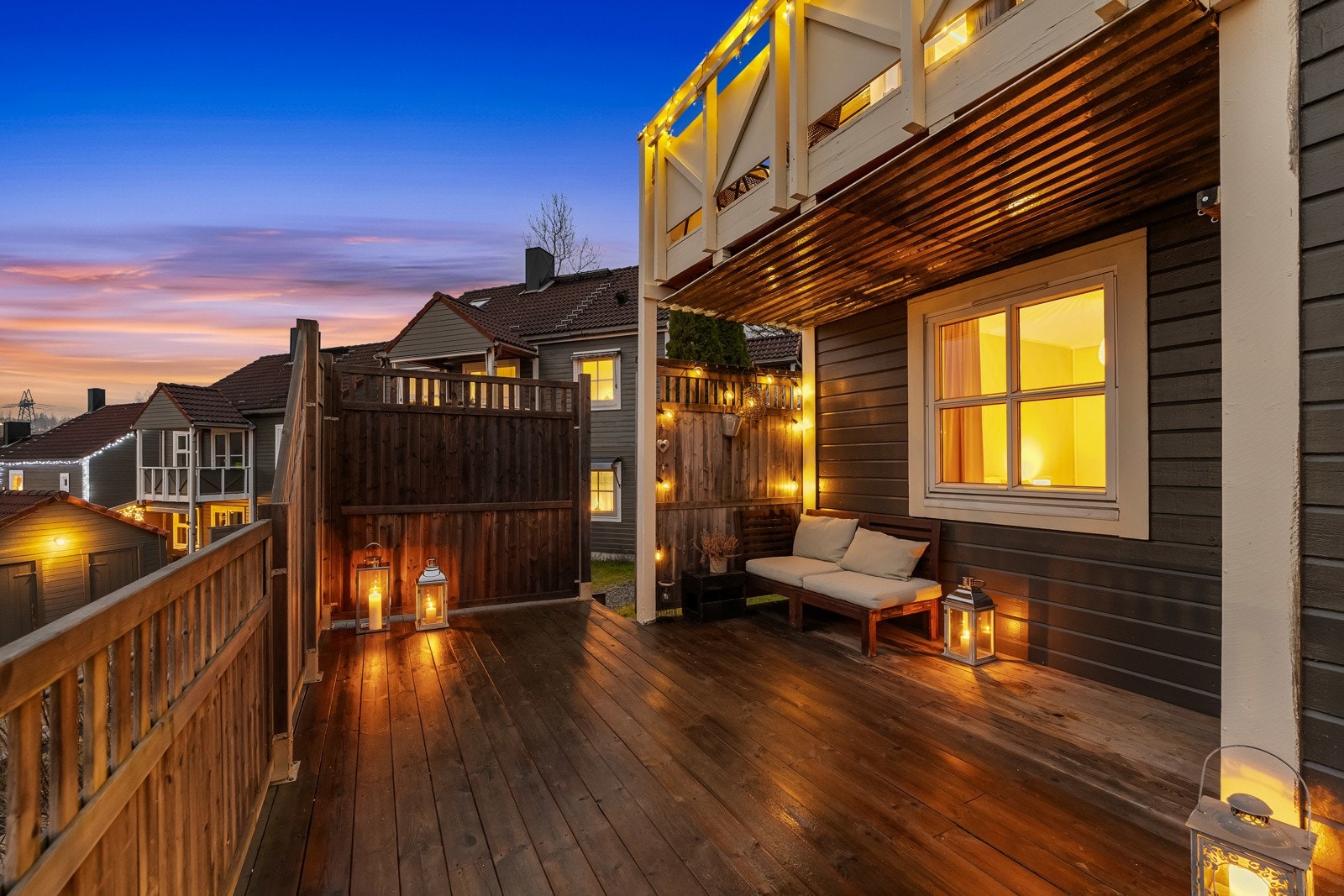 Boligen gir et herlig førsteinntrykk med en vestvendt terrasse på hele 21 kvm. Galleribilde