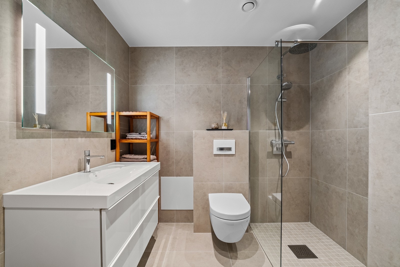 Badet i underetasjen er innredet med stilige fliser på både gulv og vegger, som gir et tidløst og elegant uttrykk. Galleribilde