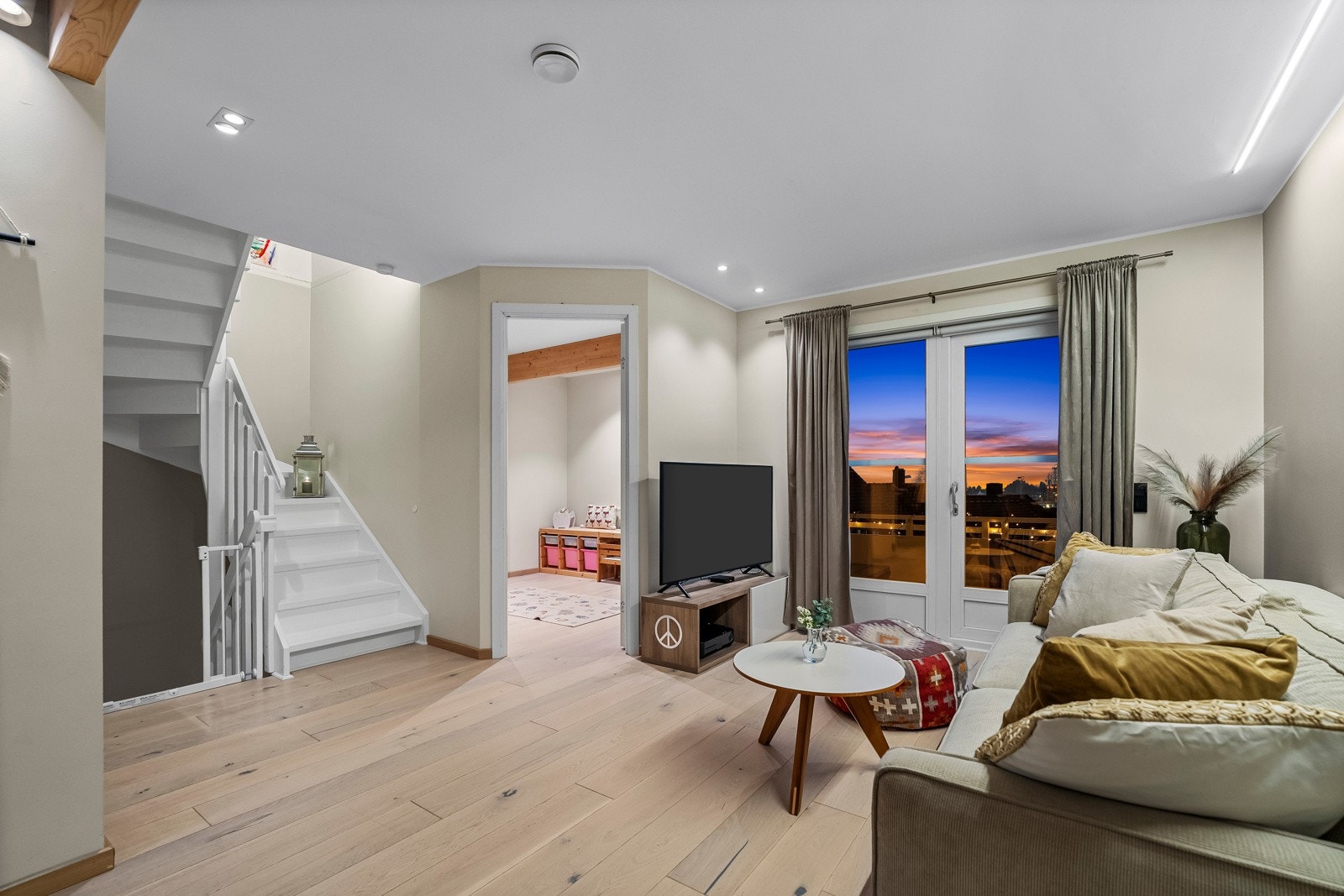 Pent laminatgulv i kombinasjon med beige vegger gir rommet et varmt og harmonisk uttrykk. Galleribilde