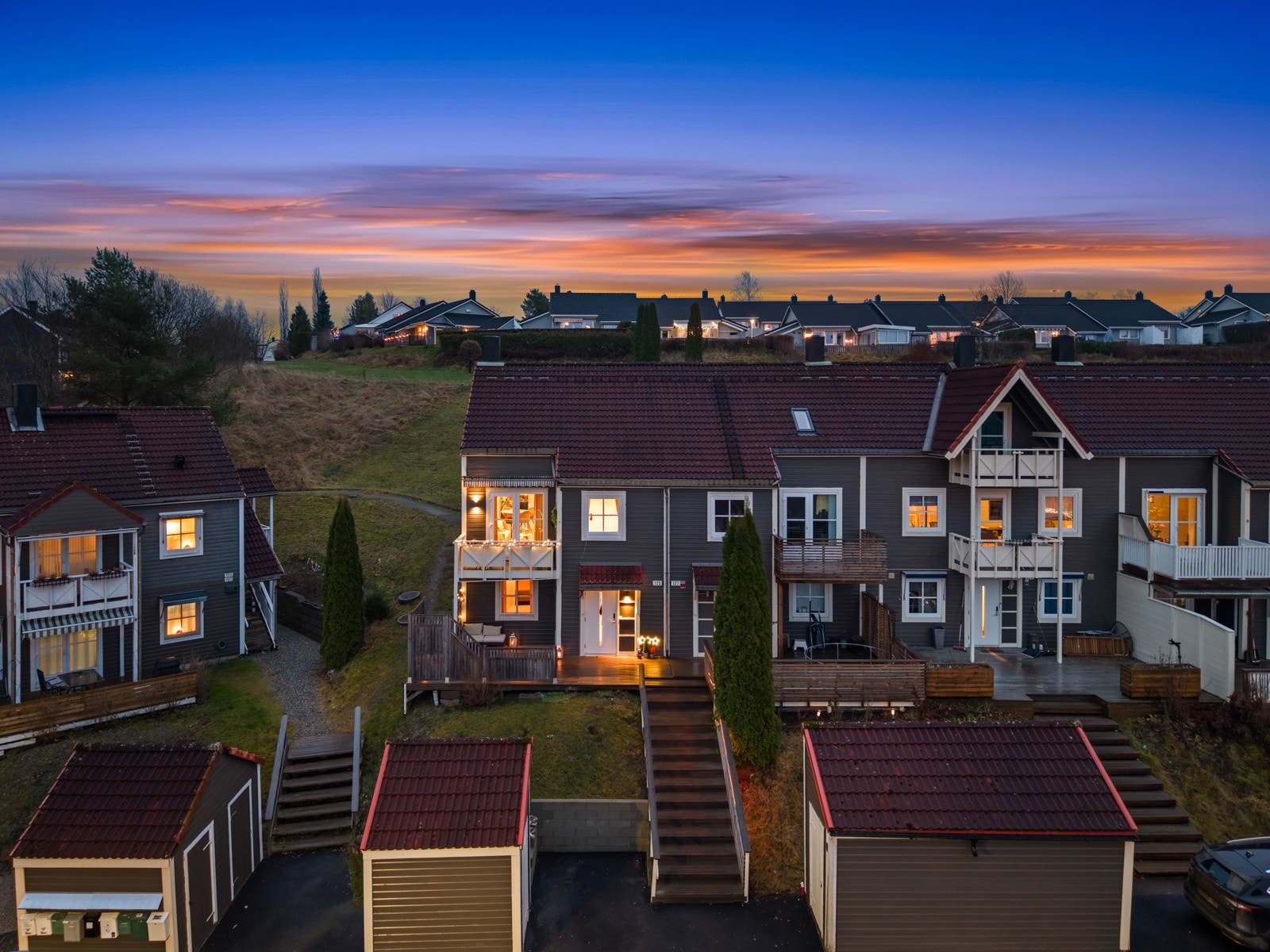 Boligen stiller med en god lokal beliggenhet, som byr på herlig utsyn over området. Galleribilde
