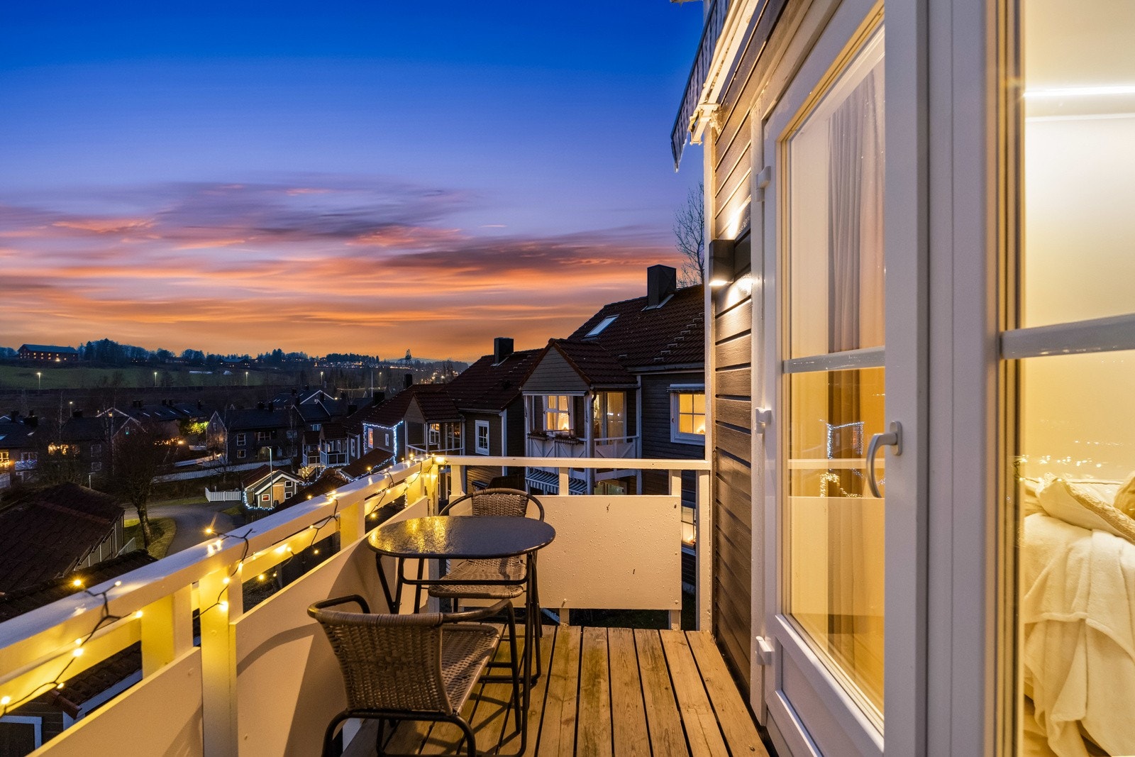 Fra stue-/kjøkkenområdet er det adkomst til en vestvendt veranda i trekonstruksjon på ca. 4 m², som byr på en herlig utsikt over nabolaget med rekkehuset sin lokale beliggenhet høyt i terrenget. Galleribilde