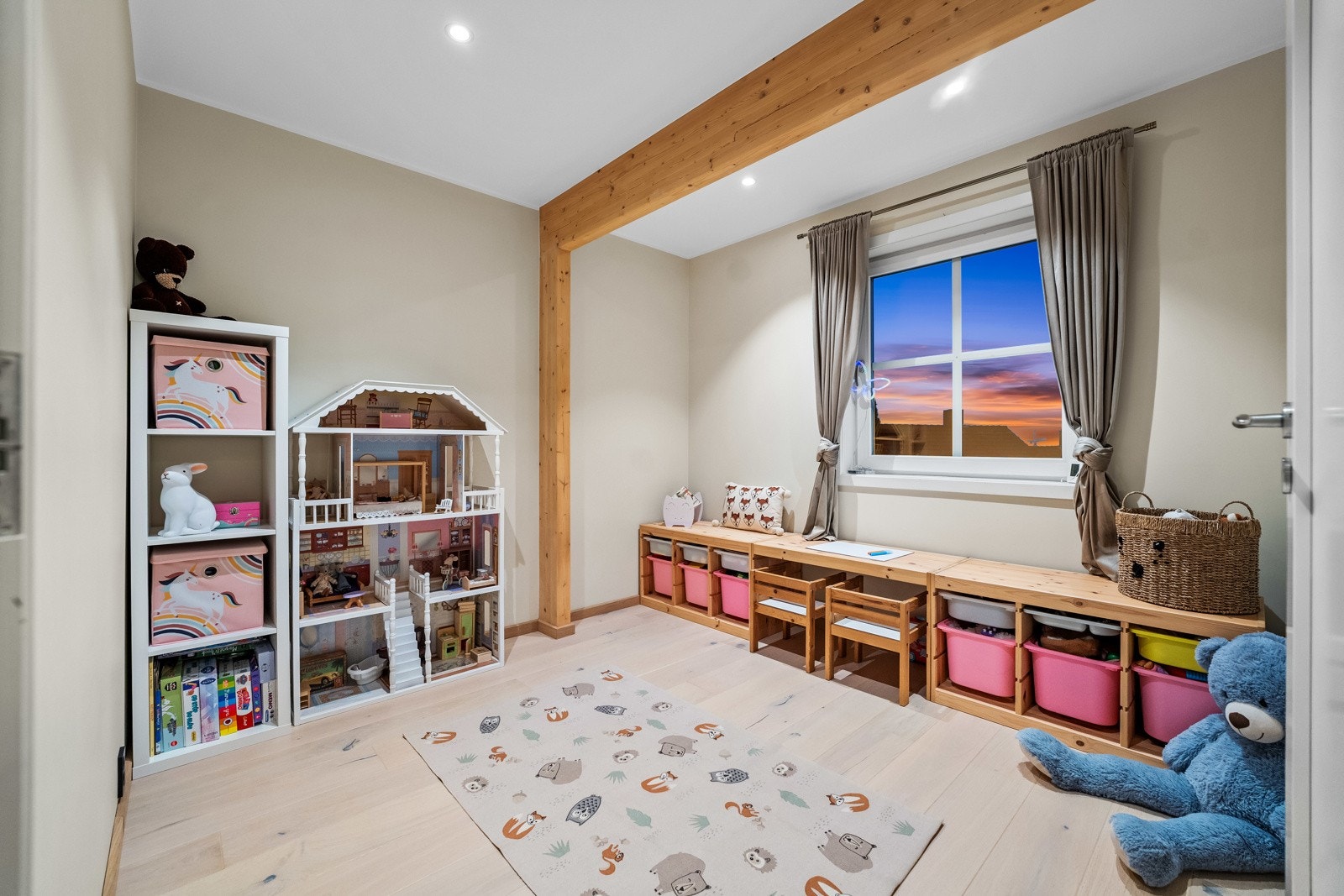 Soverom nummer to er plassert i boligens første etasje med adkomst direkte fra stuen. Rommet har et lekkert laminatgulv, pene beige vegger og et vindu som gir utsikt over nabolaget og slipper inn rikelig med naturlig lys. Galleribilde