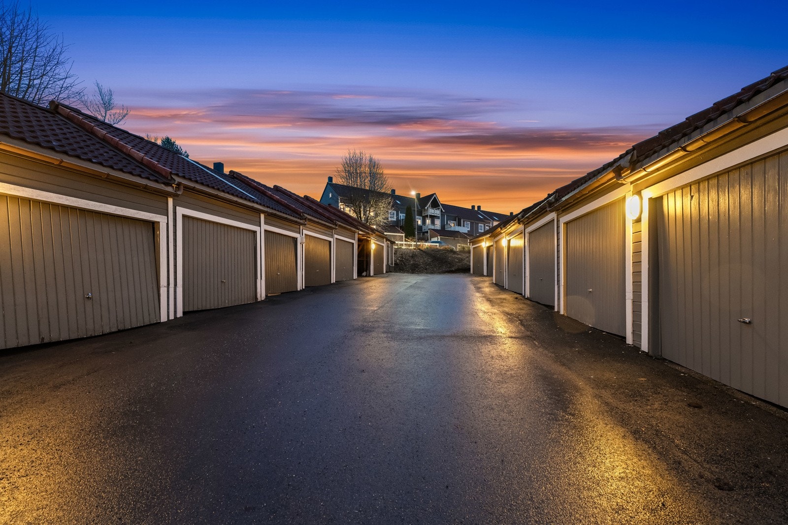 Bilen parkeres i en egen garasje, i en fellesgarasjerekke. Galleribilde
