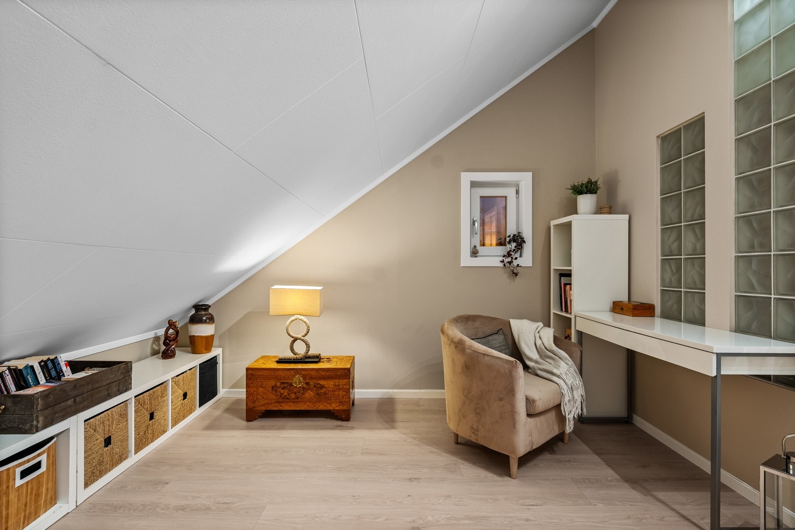 I tillegg til stuen i første etasjen, har rekkehuset en koselig loftstue. Galleribilde