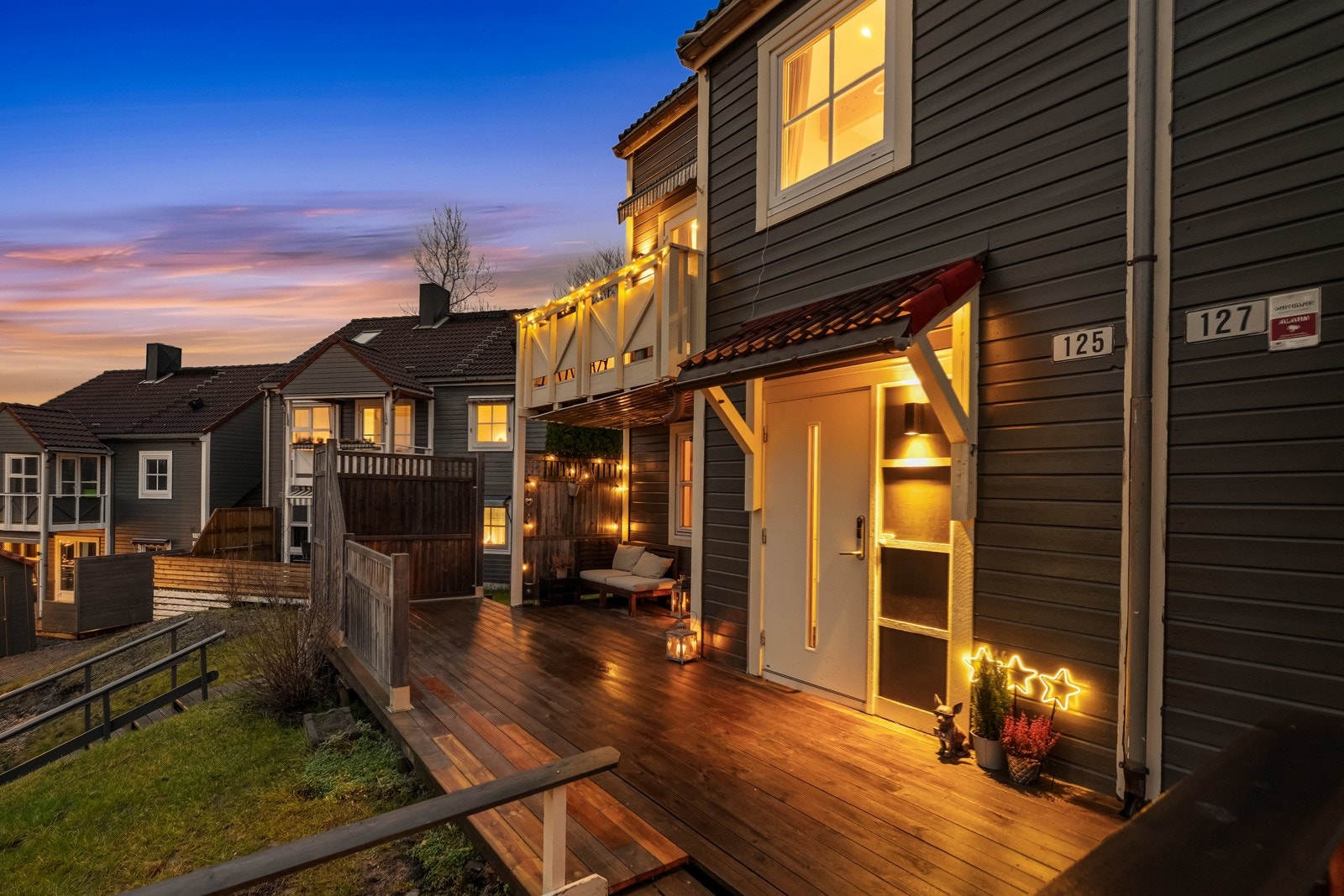 Uteplassen her lar seg gjøre med diverse møblement, og er et ideelt sted for å samle venner og familie under varmere tider. Galleribilde