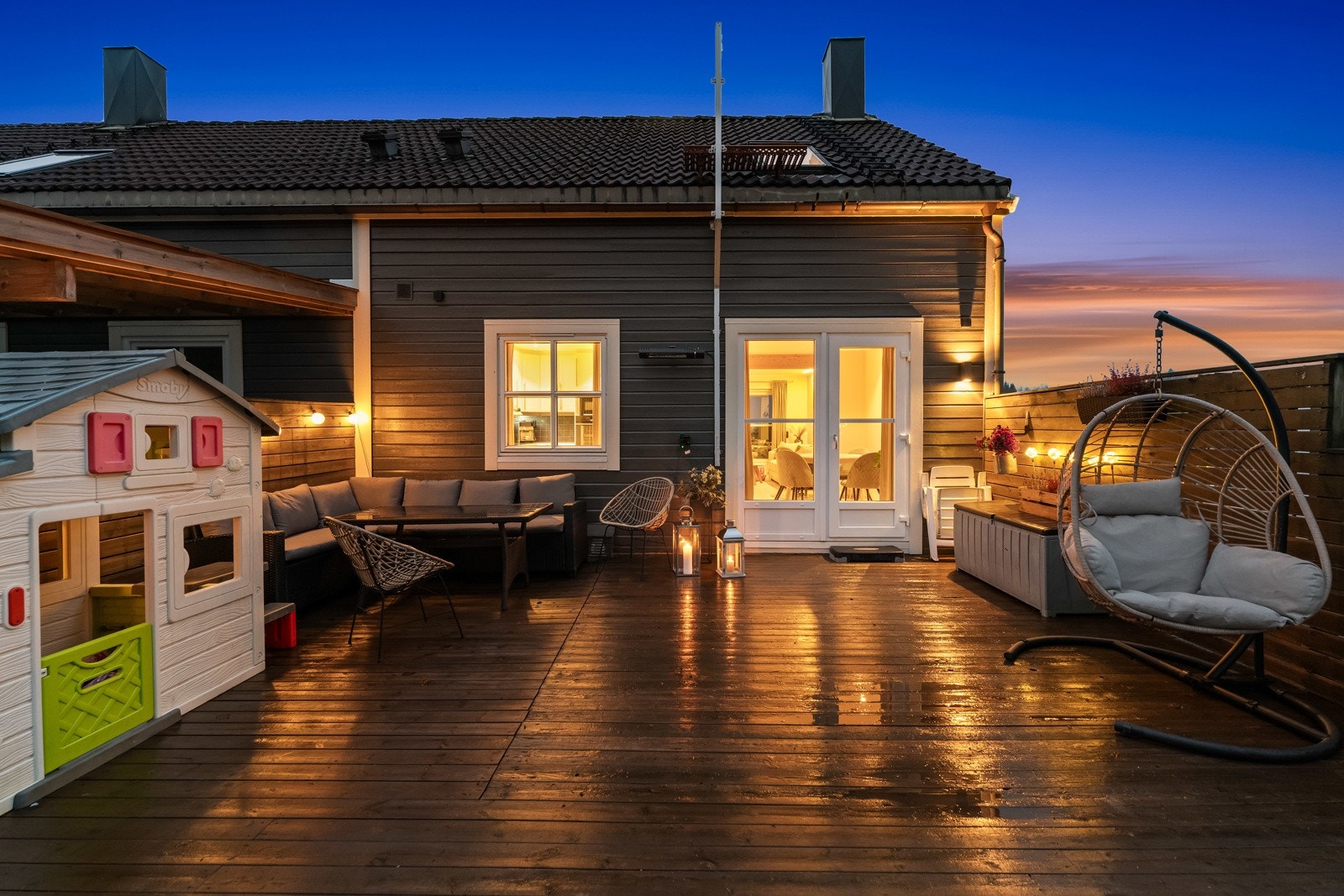 Fra stuen er det adkomst til en østvendt terrasse som byr på utmerkede muligheter for uteopphold fra morgen til kveld. Galleribilde