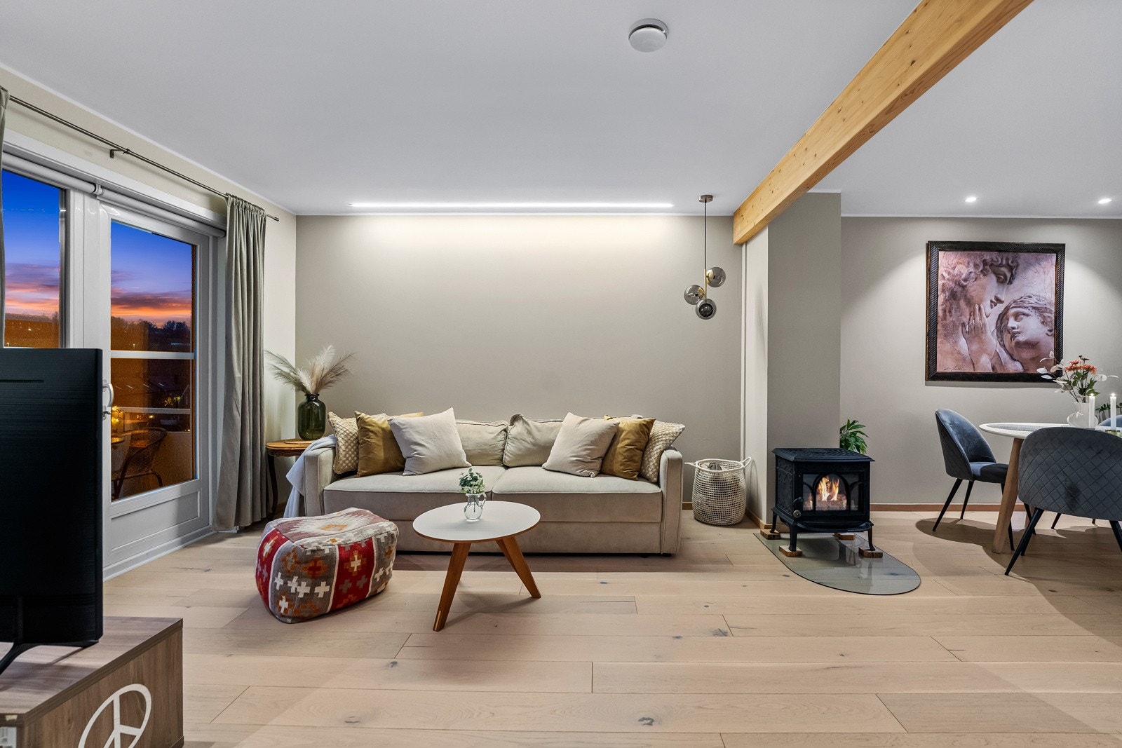 Stuen har naturlige brukssoner, hvor det er god plass til både spisebord i egen sone og en komfortabel sofakrok i en annen, noe som gir svært gode møbleringsmuligheter. Galleribilde