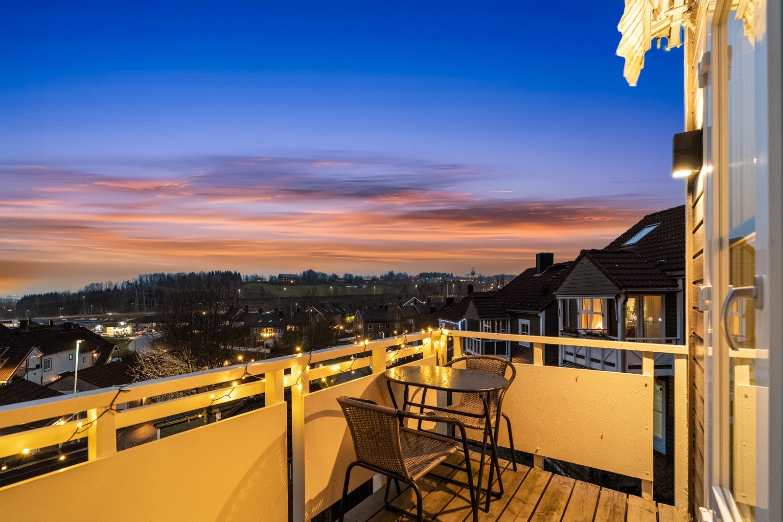 Boligen byr på flere attraktive uteområder med gode solforhold og varierte bruksmuligheter. Galleribilde