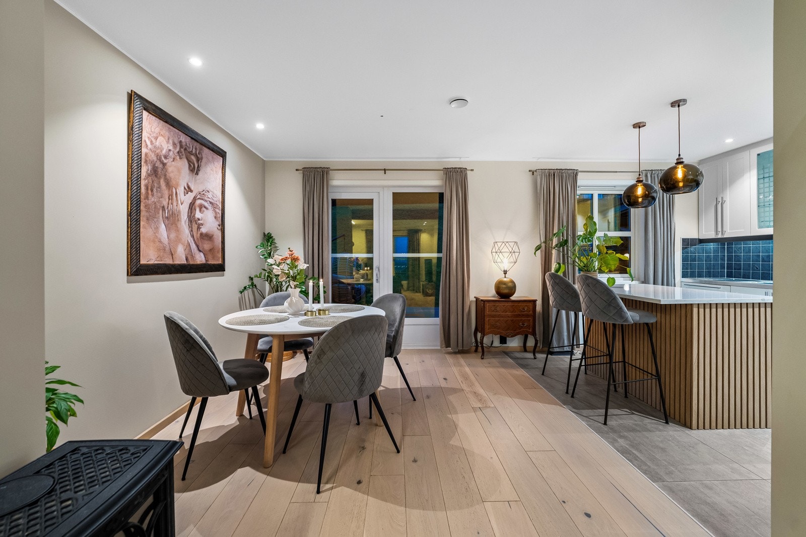 Rommet nyter rikelig med naturlig lys fra vinduer i begge ender, som bidrar til en lys og behagelig atmosfære gjennom hele dagen. Galleribilde