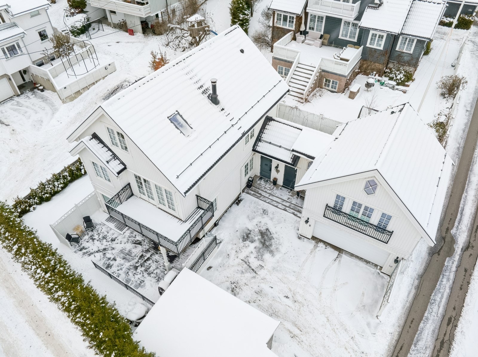 Romslig gårdsplass. Dobbelgarasje og carport med til sammen 4 bilippstillingsplasser Galleribilde