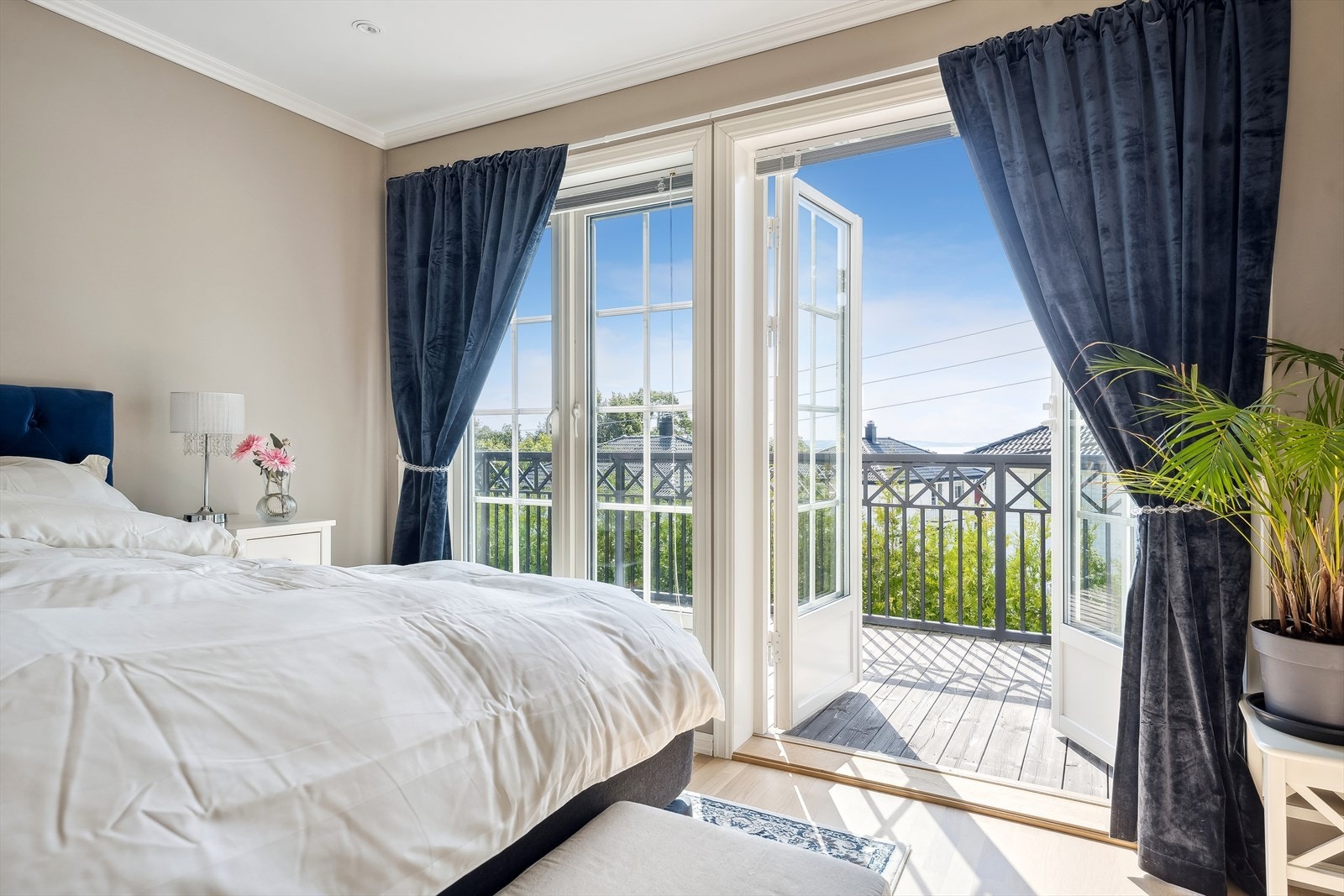 Utgang til solrik balkong på 10 m² fra hovedsoverommet Galleribilde