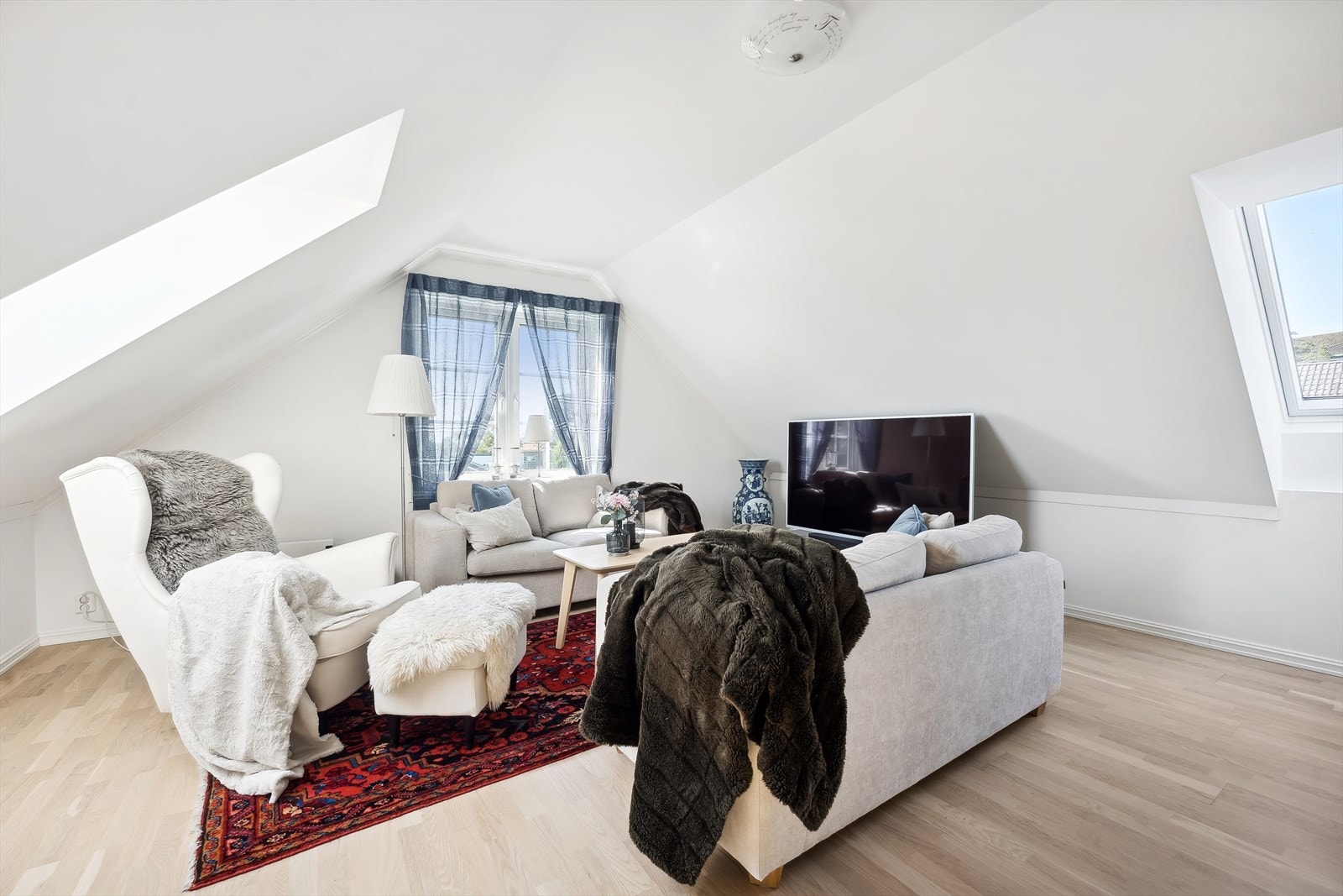 Loftet er innredet som en loftstue/kontor - Se pkt. om ferdigattest for mer informasjon Galleribilde