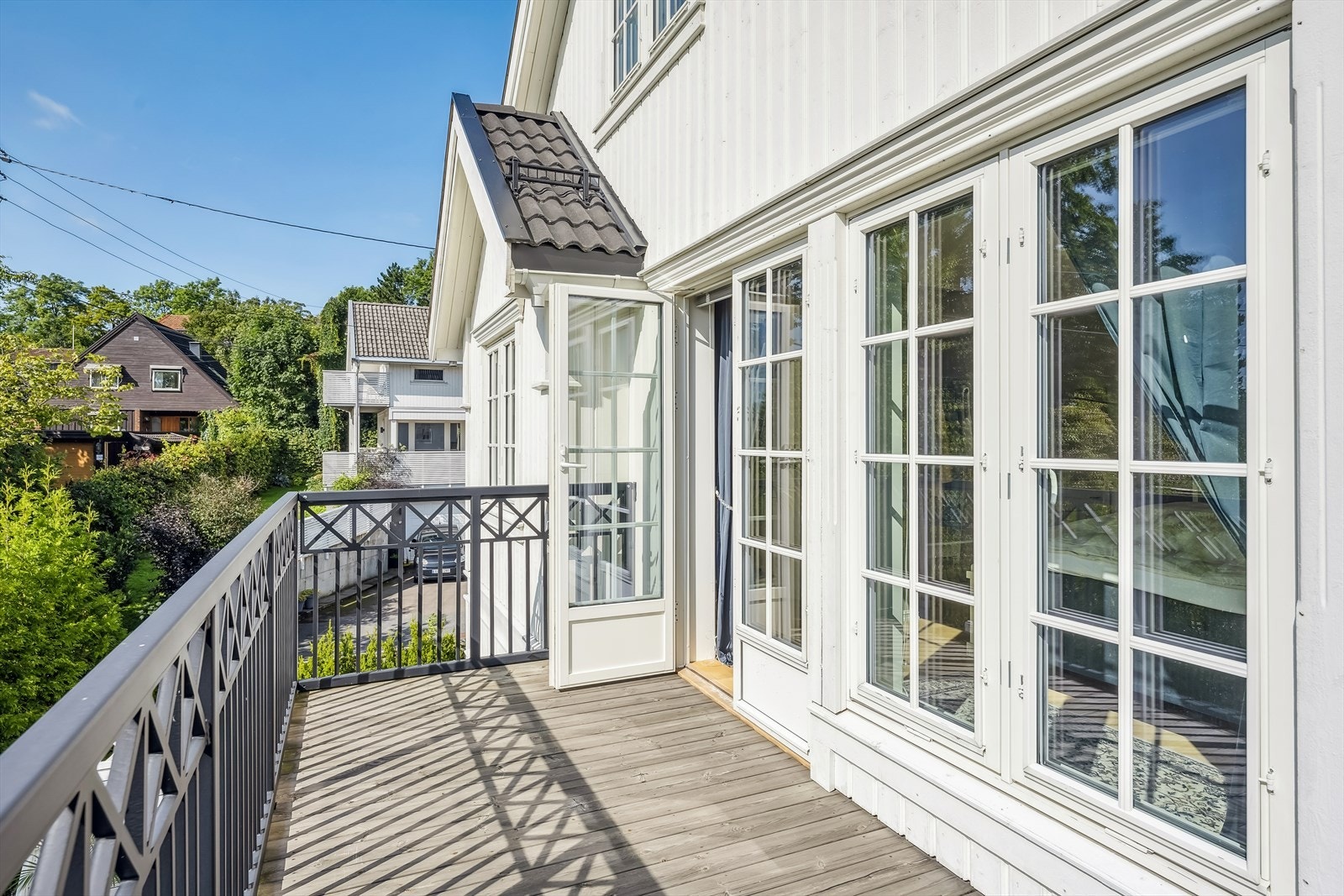 På balkongen er det god plass til et hyggelig café sett og diverse beplantning Galleribilde