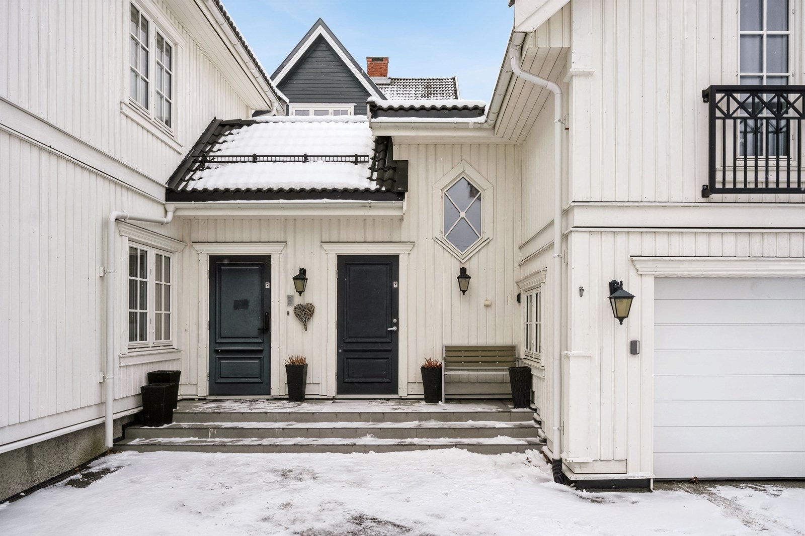 Hybeldel med egen inngang over garasjen som er innredet med IKEA-kjøkken og flislagt bad med varmekabler Galleribilde