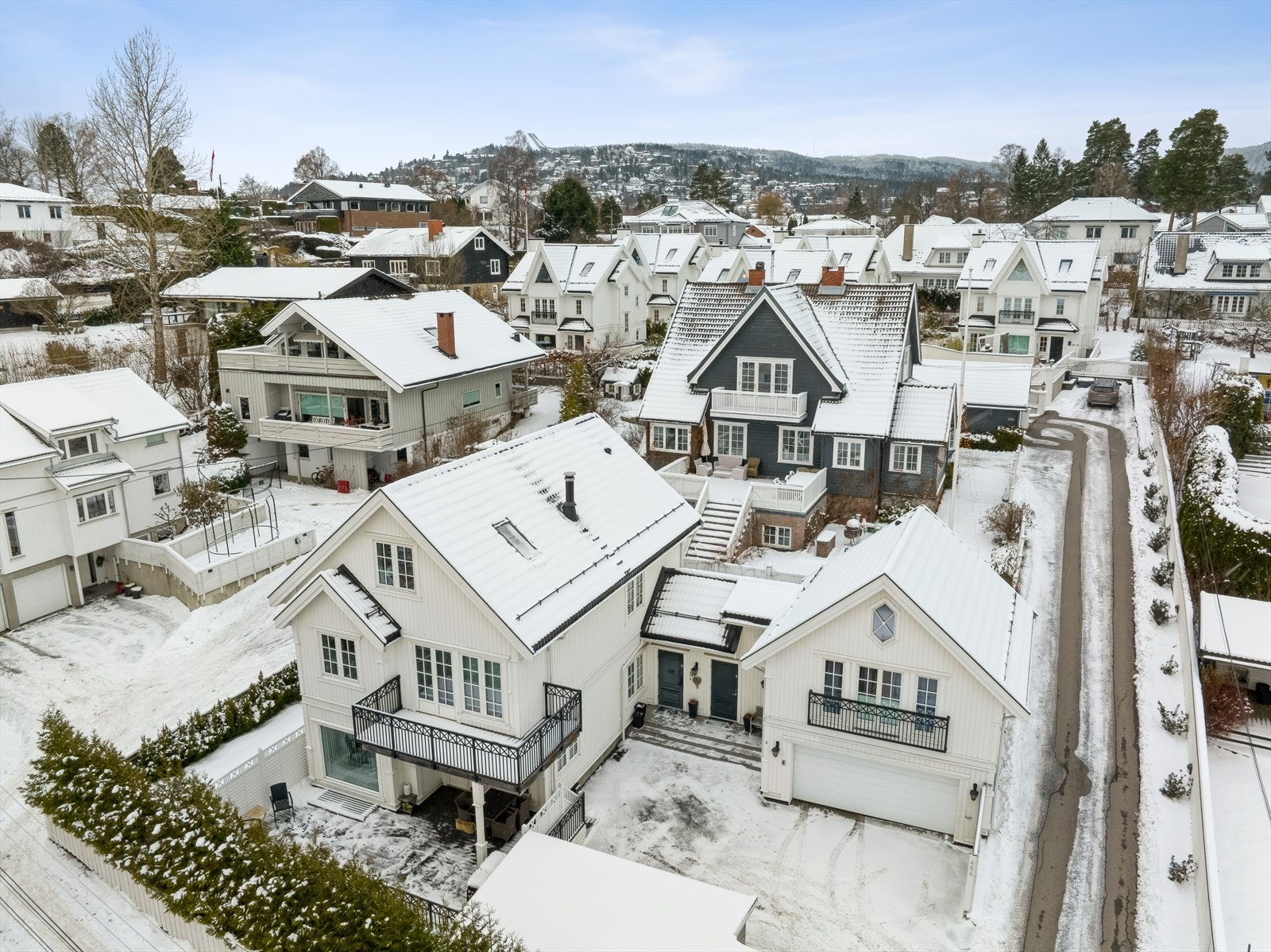Eneboligen er på hele 318 m² og ble oppført i 2014 Galleribilde