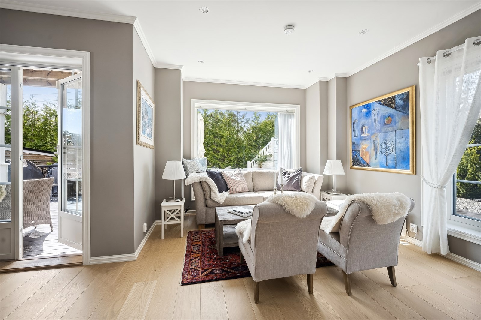 Stuen har store vinduer med lysinnslipp fra flere vinkler Galleribilde