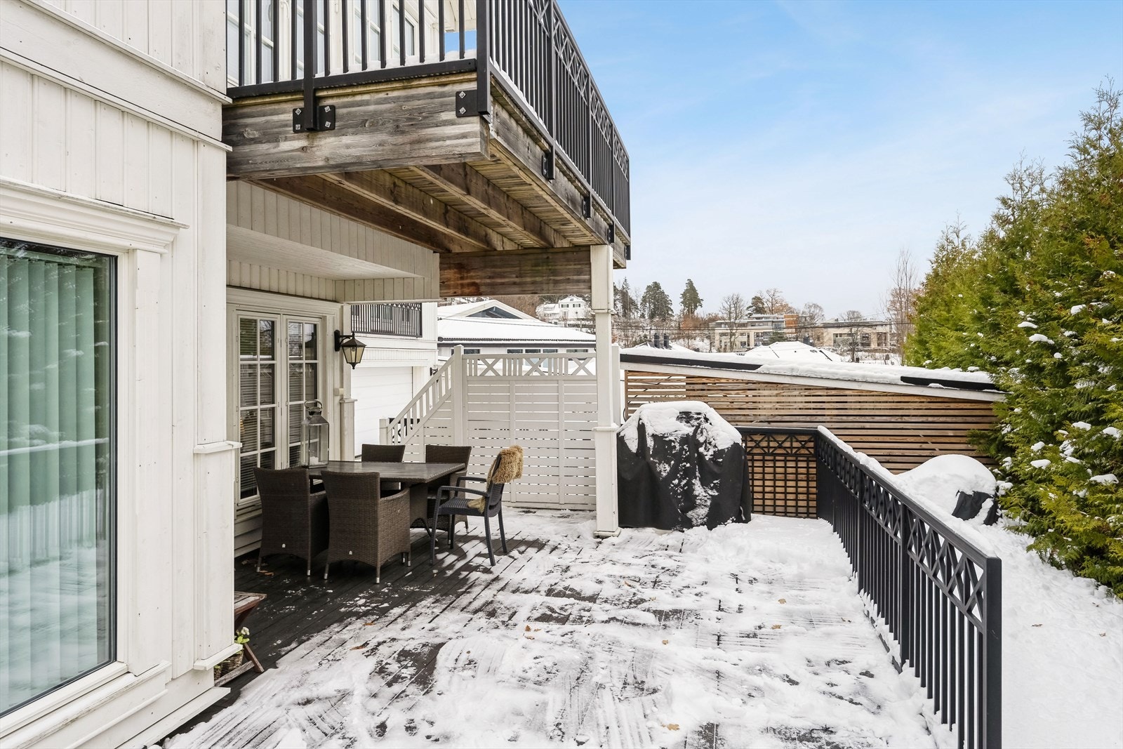 Terrassen har flere soner med gode møbleringsmuligheter Galleribilde