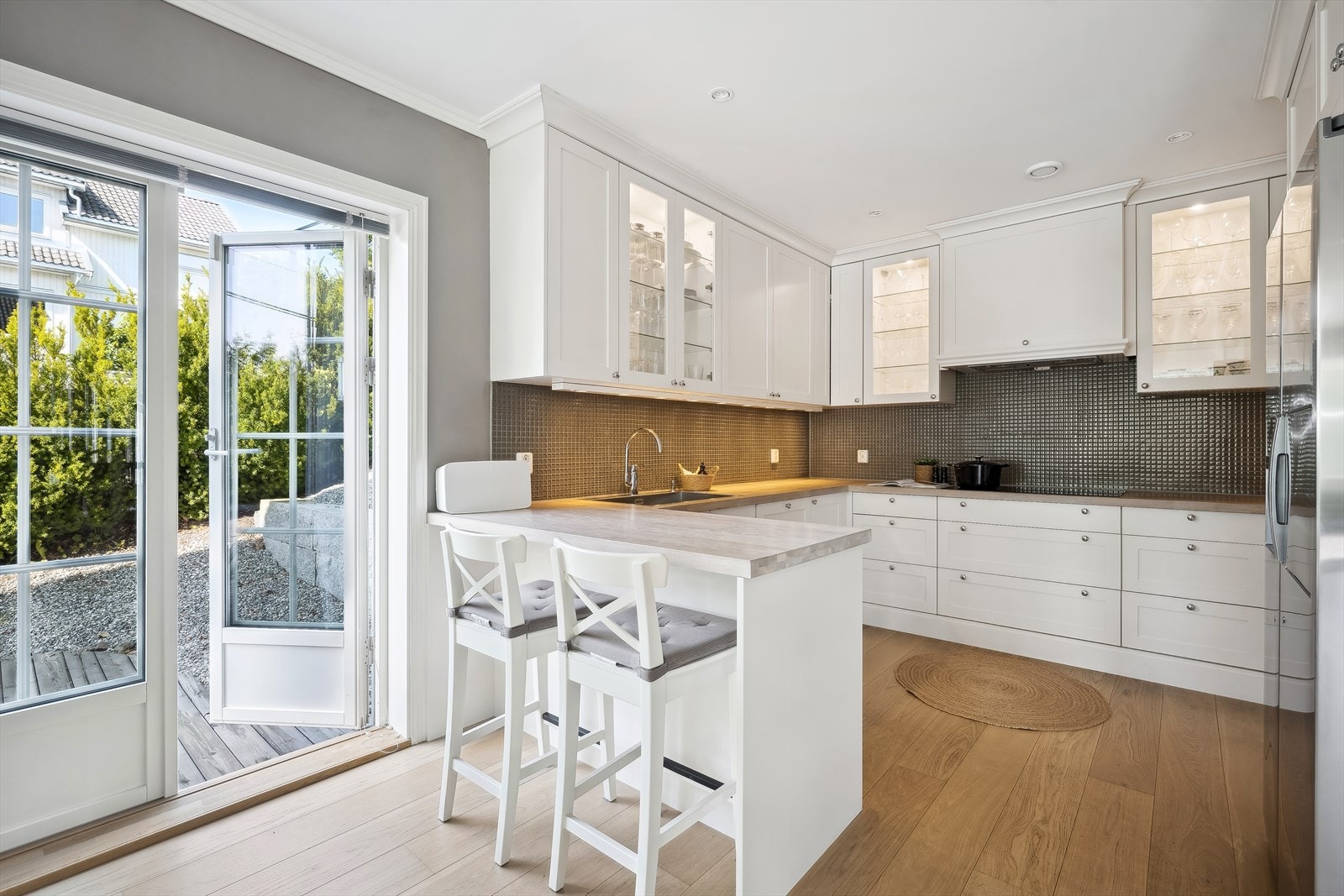 Boligen har et flott, romslig og tidløst kjøkken Galleribilde