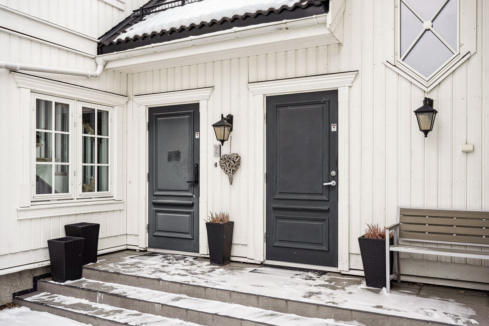 Inngangsparti. Egen inngang til delen som ligger over garasjen Galleribilde