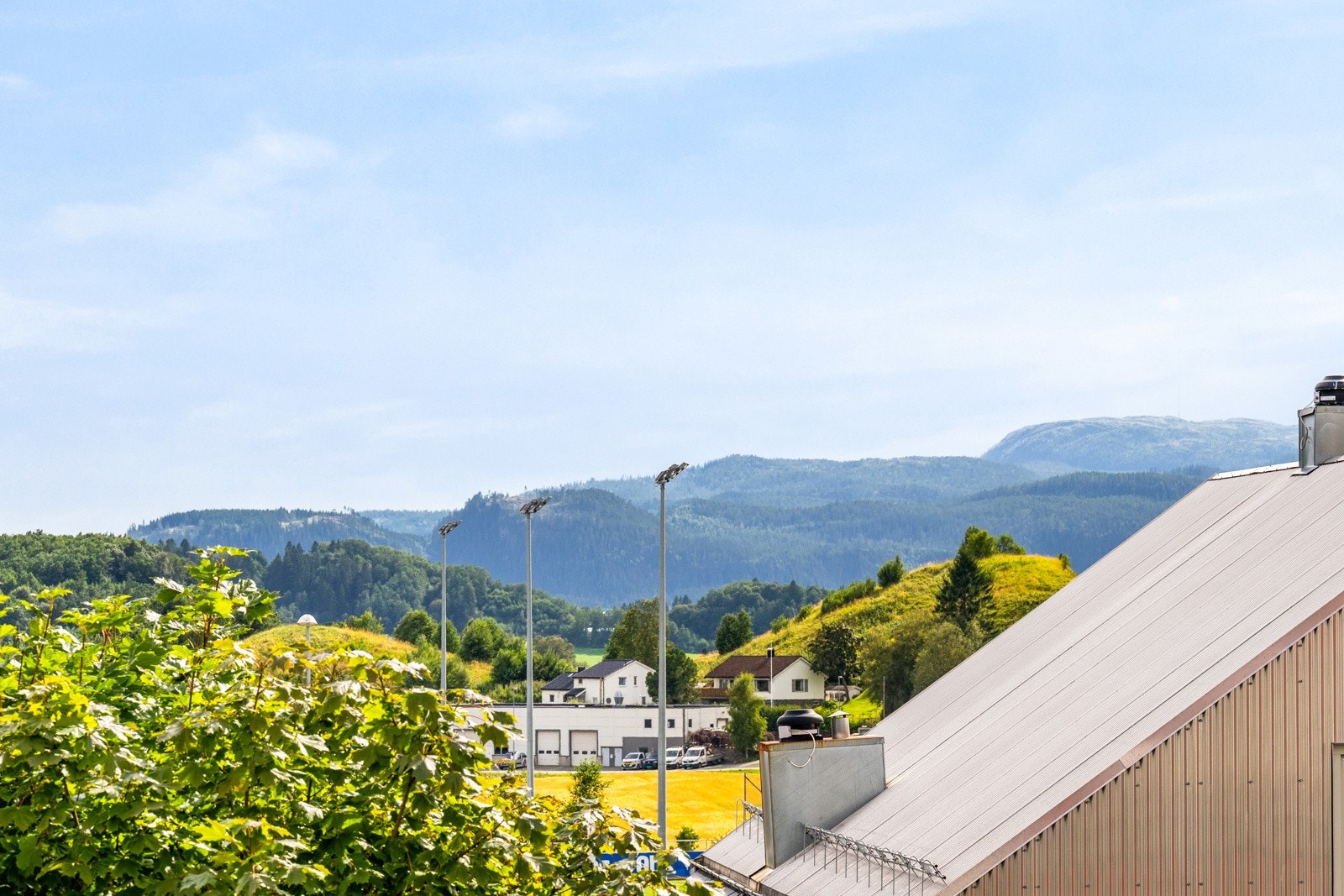 Her er det herlige solforhold og nydelige omgivelser å nyte sommerdagene i. Galleribilde