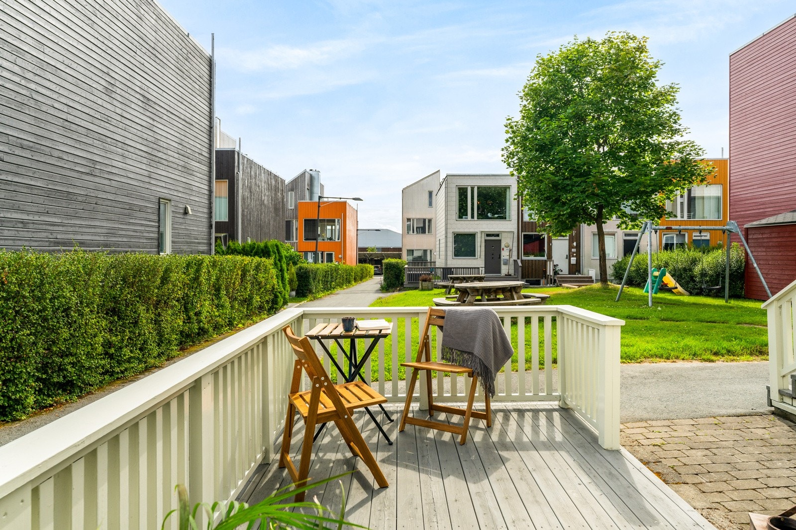 Rekkehuset vender mot sør og har en svært god endebeliggenhet i feltet, med lekeplassen så nære at man kan vinke barna inn til middag eller sengetid. Galleribilde