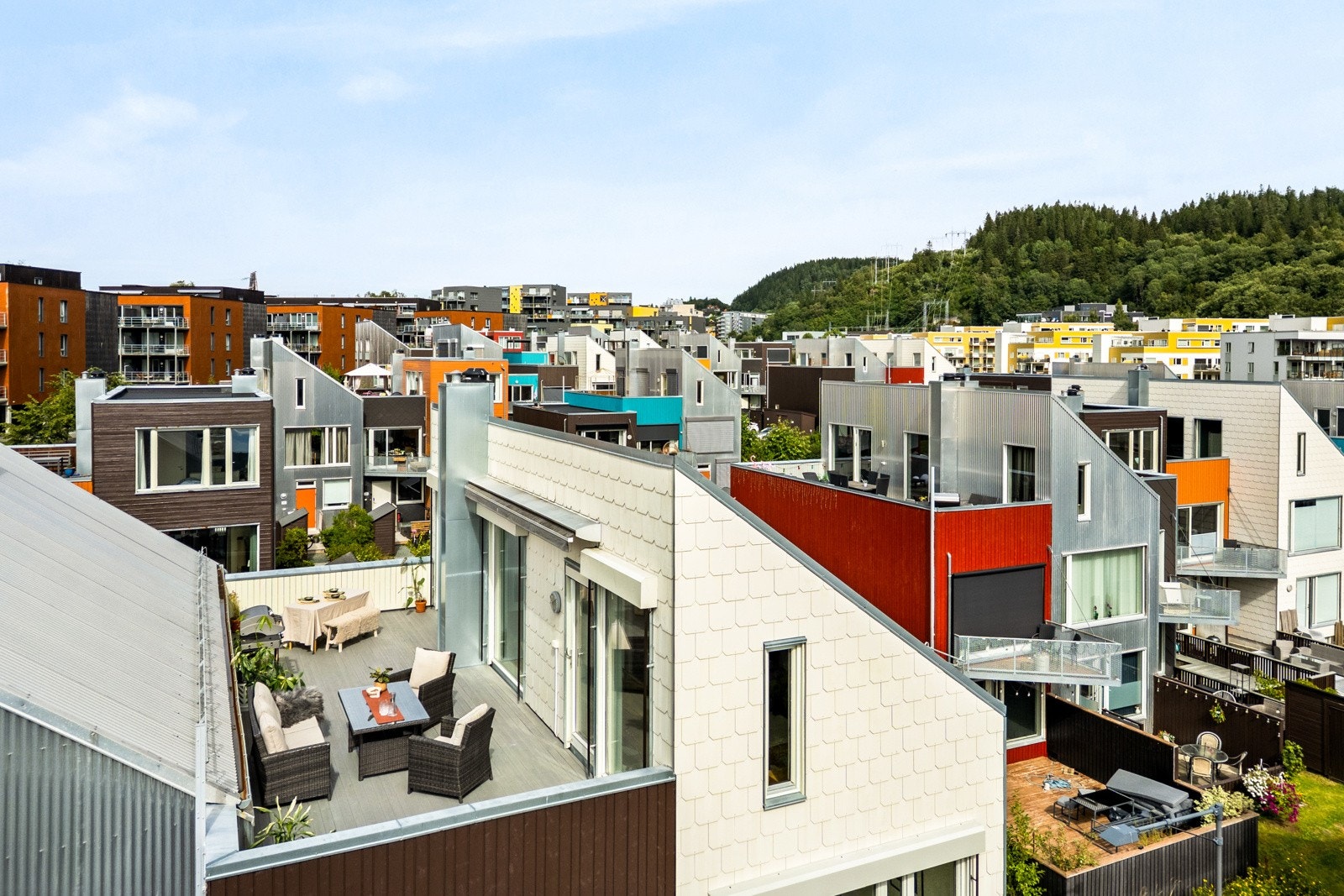 Boligen strekker seg over 4 plan inkludert kjeller, og nyter meget godt av å ha egen romslig takterrasse. Galleribilde