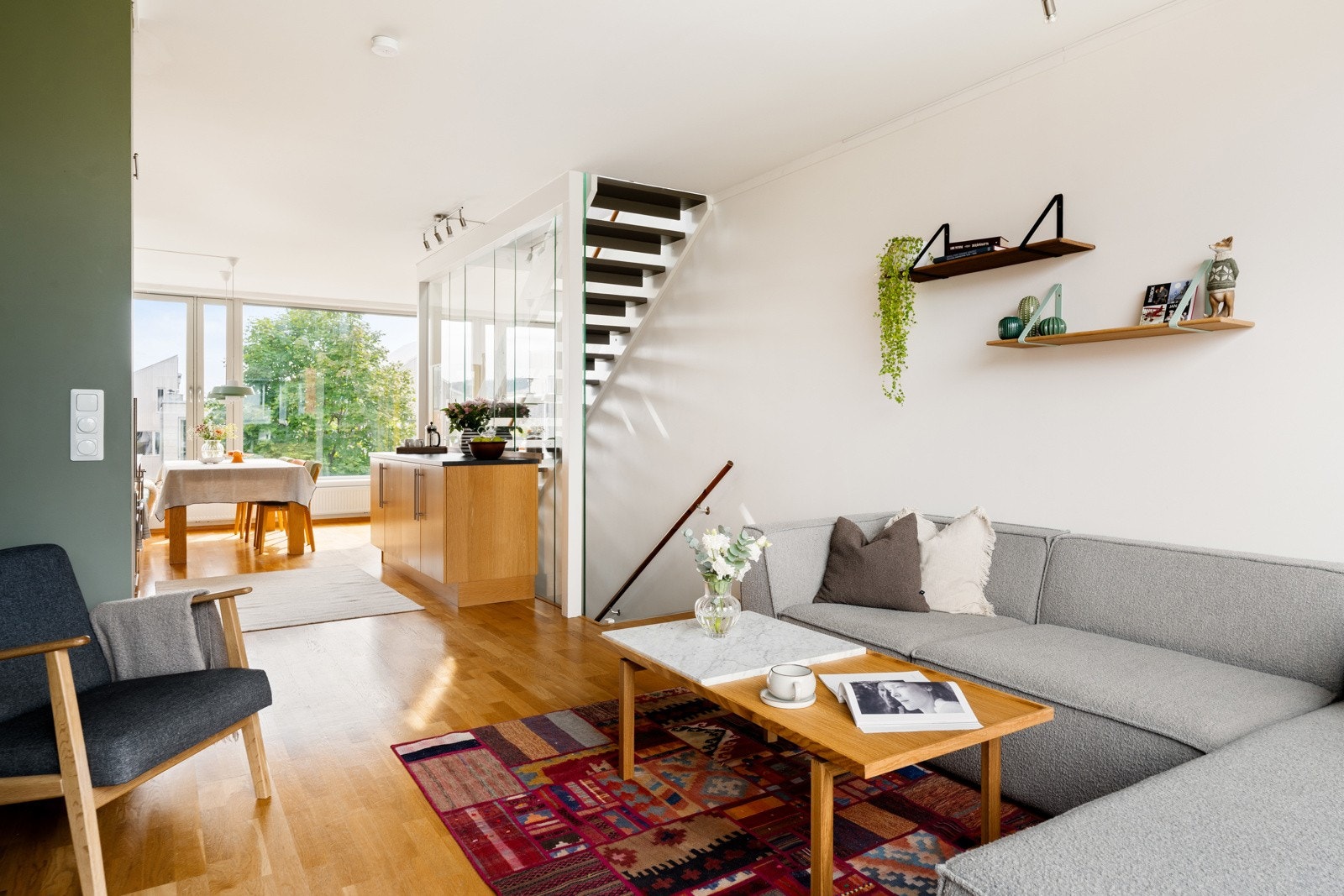 Tar du trappeløpet opp til hovedetasjen ankommer du et oppholdsrom på 38 kvm bestående av stue, spisestue og kjøkken. Galleribilde