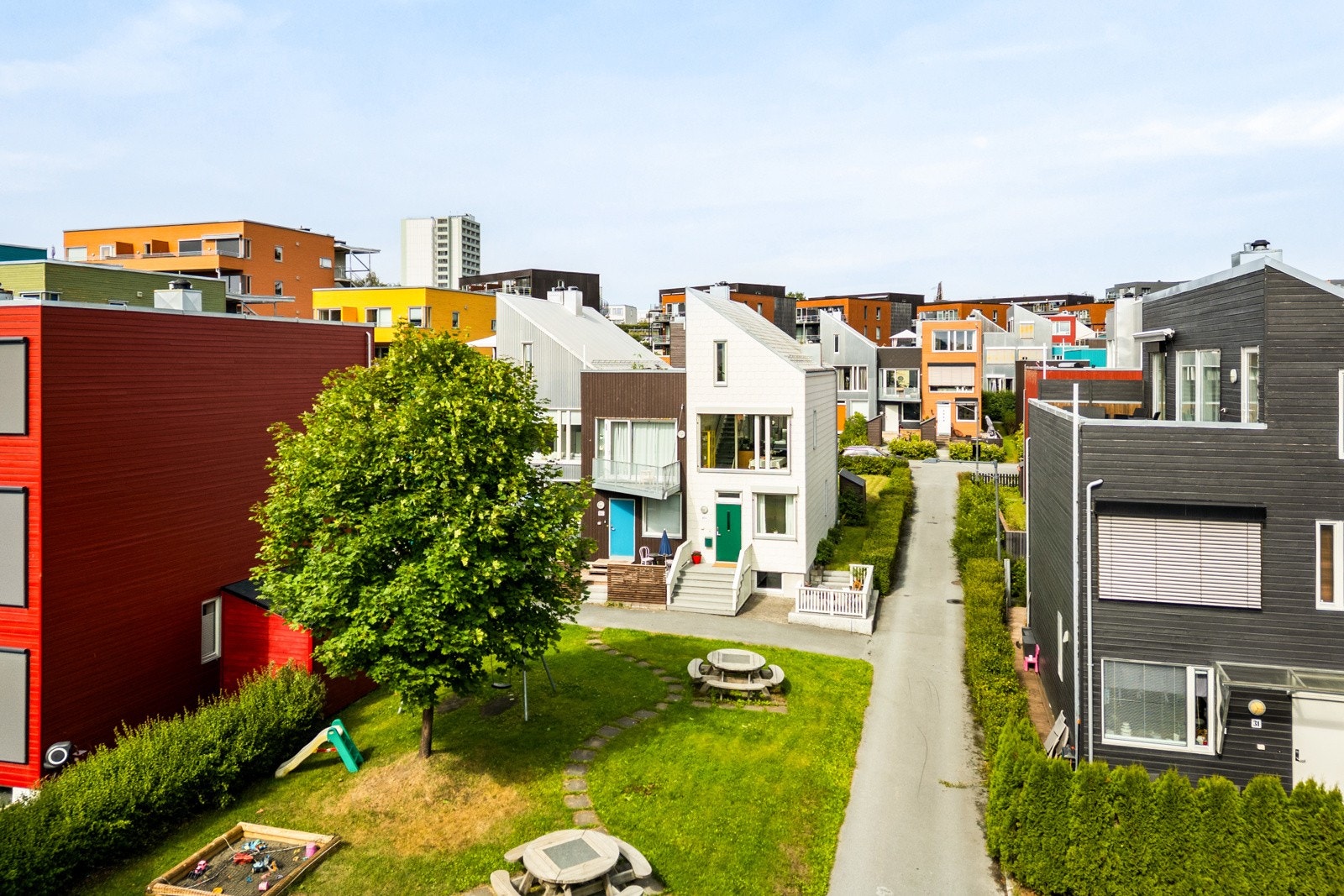 Fine uteområder og lekeområder for barna rett utenfor inngangsdøren. Galleribilde