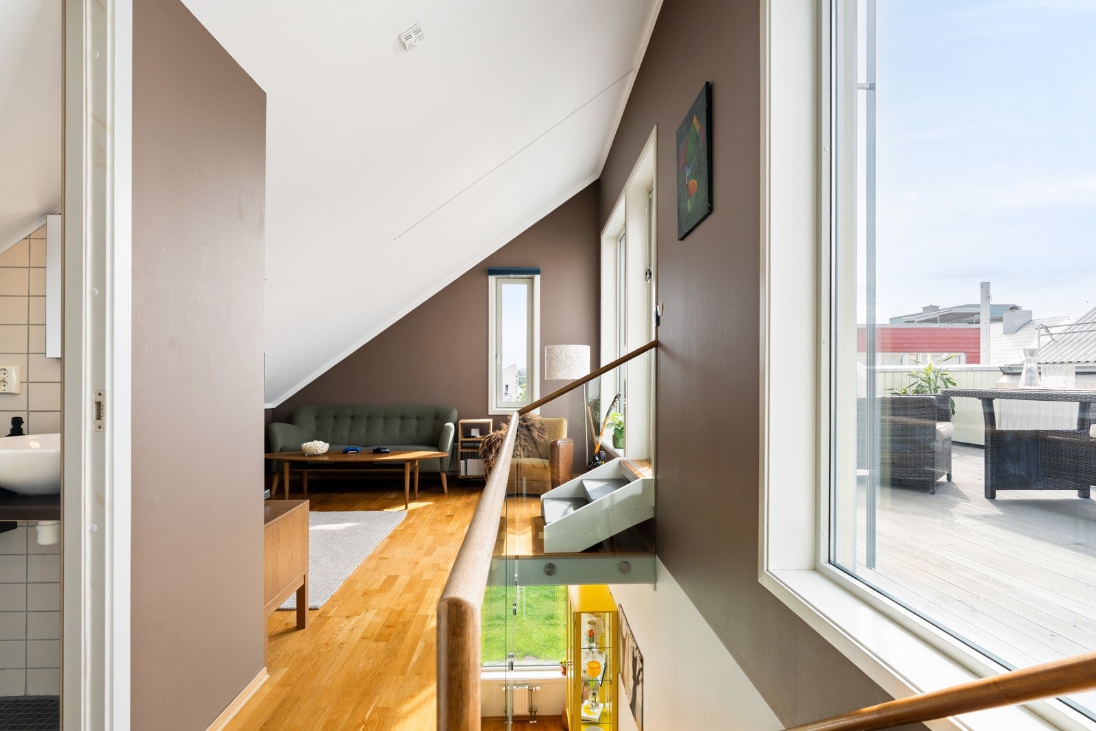 Rekkehuset varmes opp via fjernvarme, som skaper rimelige og forutsigbare bokostnader gjennom alle årstider. Galleribilde