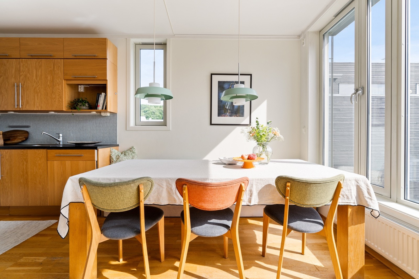 Rekkehuset har et gjennomgående og slitesterkt parkettgulv og er malt i tidløse nyanser. Galleribilde